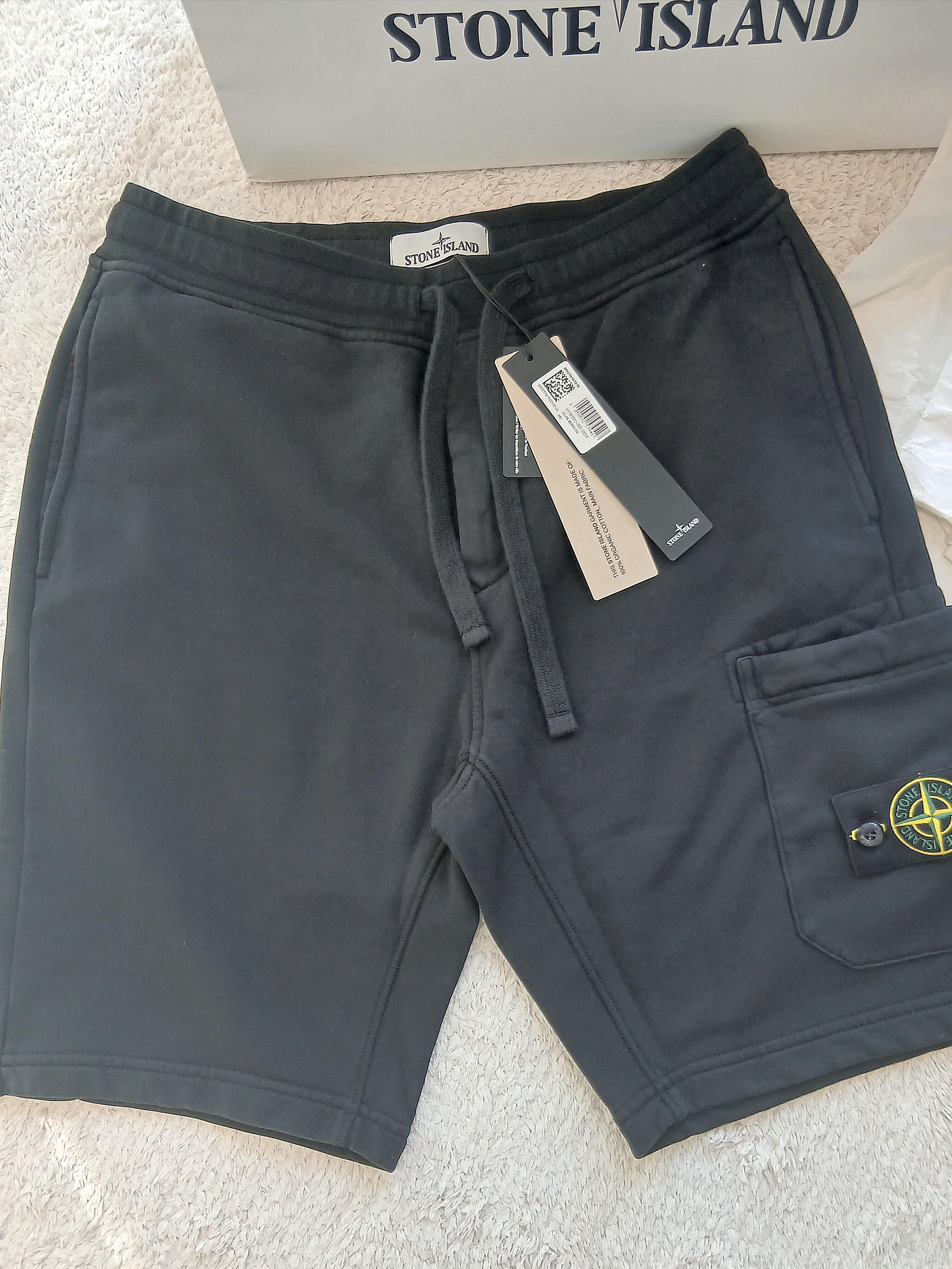 Stone Island 6200012 Organic Cotton Fleece Pocket Details Cargo Bermuda Shorts Black - 25SS 착용 스타일 - 9