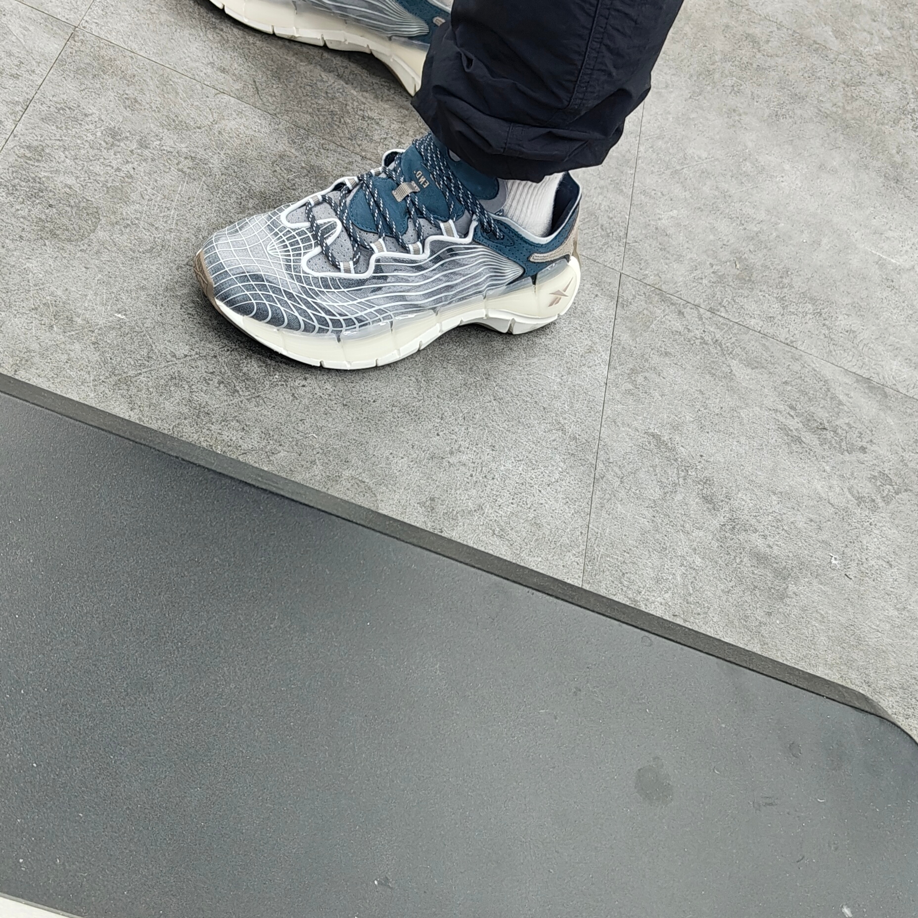 Reebok x END. Zig Kinetica II Jupiter Cold Grey Blue Hills 착용 스타일 - 1