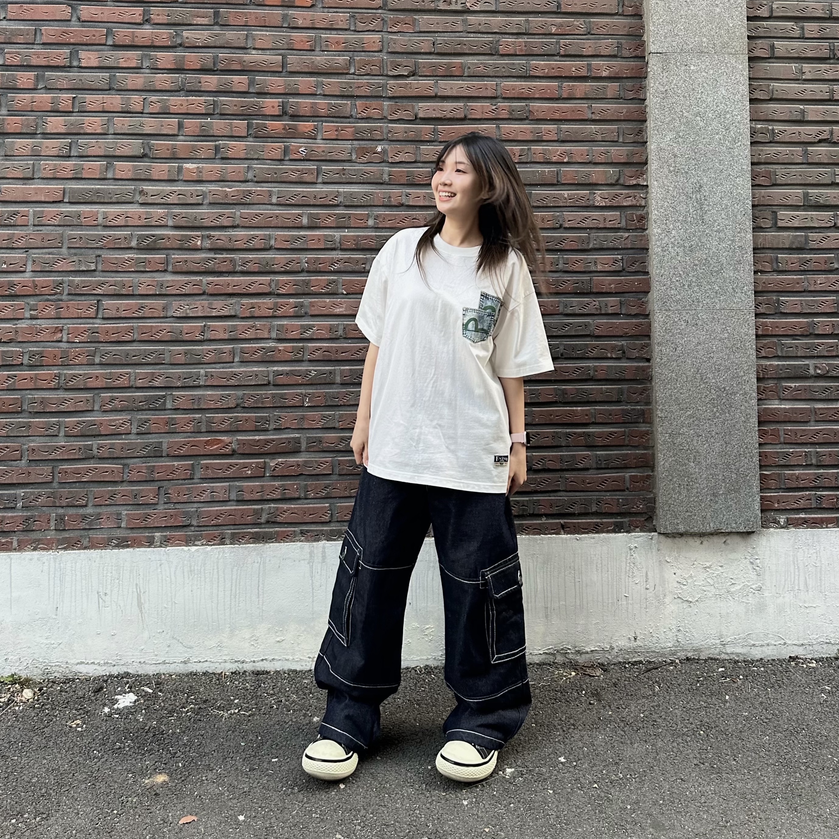 Old Order x Disney Big Head Canvas Mickey, True Religion x KIRSH Stitch Point Denim Cargo Pants Blue Denim 착용 스타일 - 1