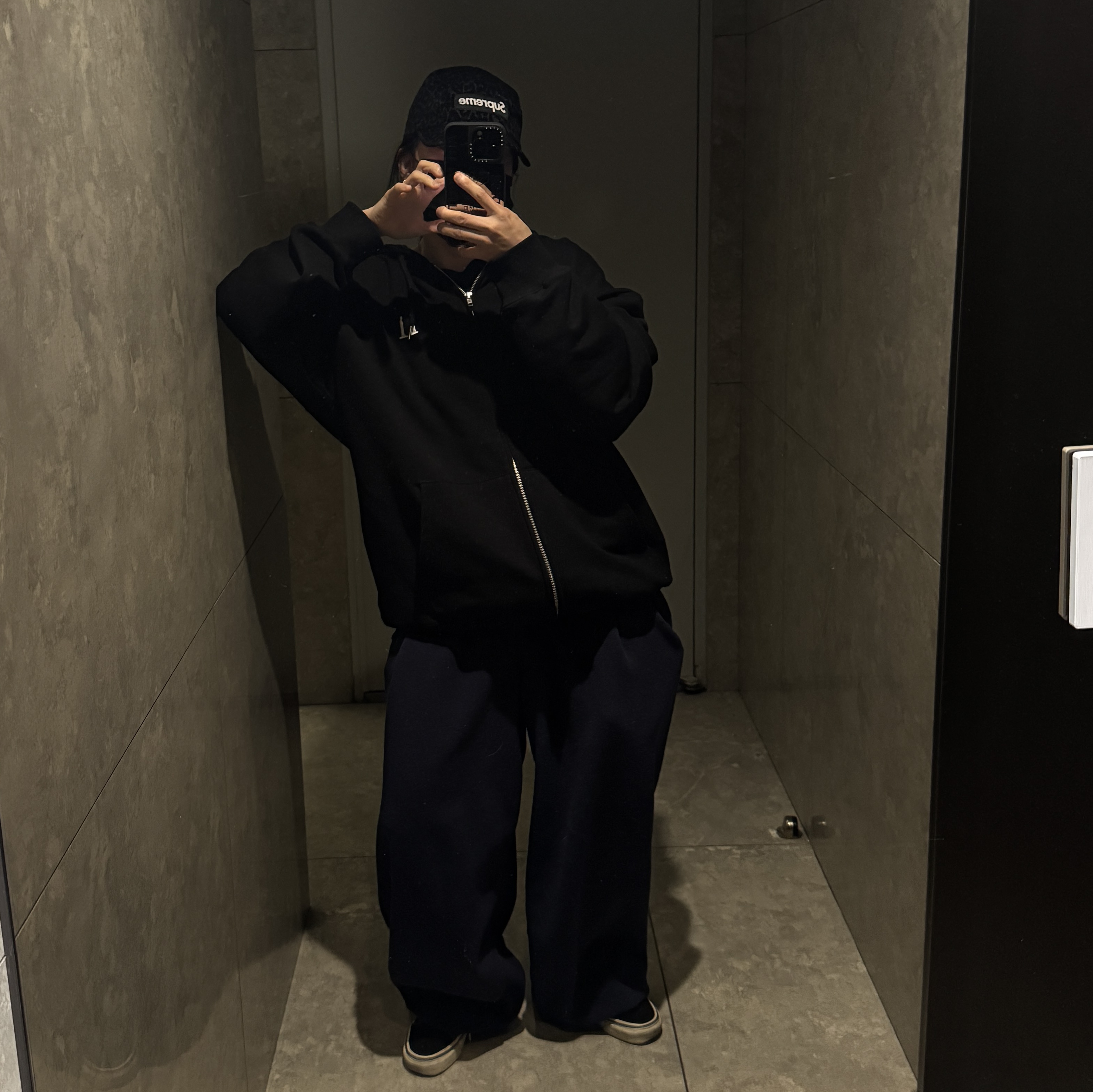 지드래곤 위버멘쉬 후드 집업 블랙 착용 스타일 - 1
