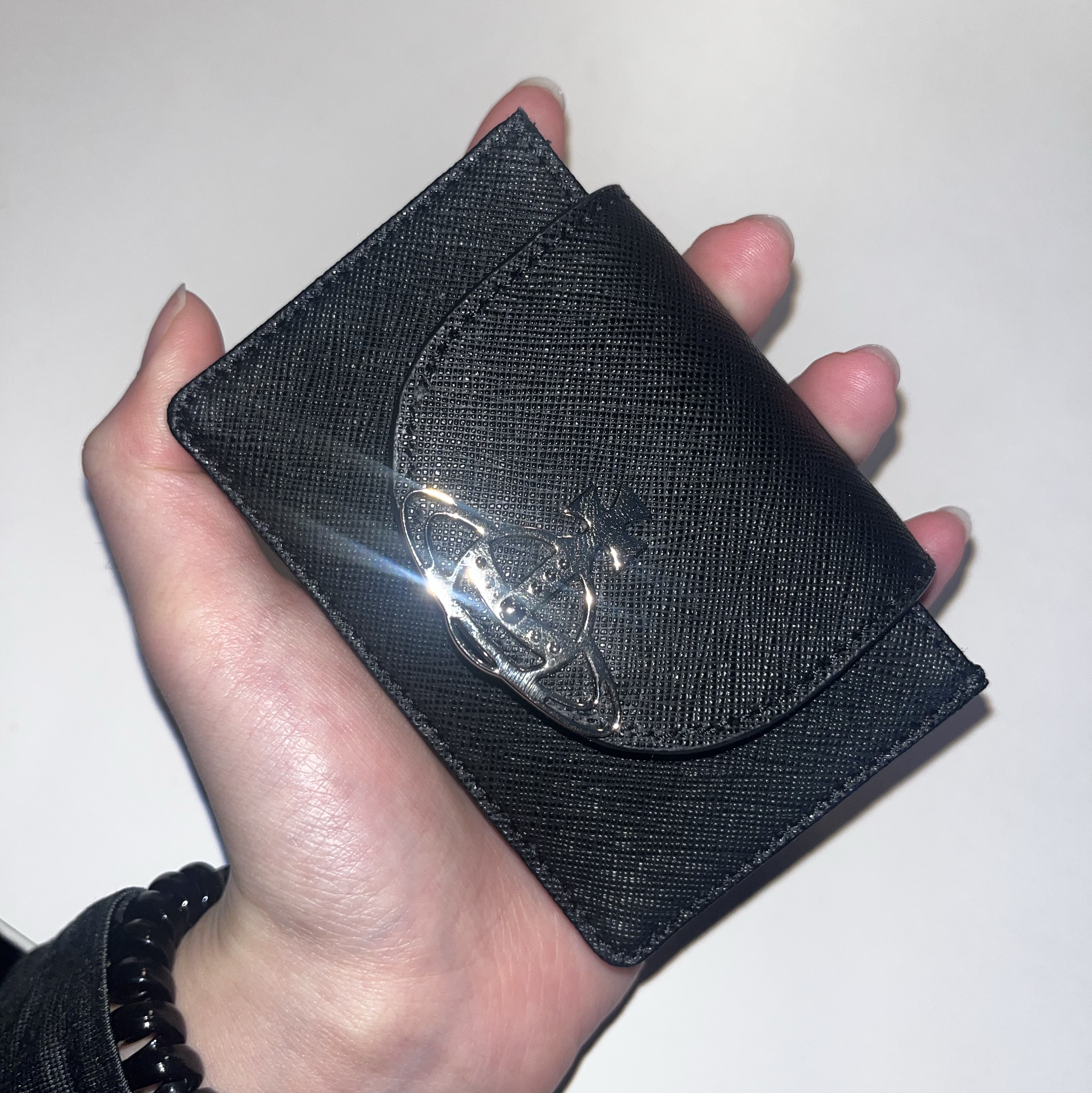 Vivienne Westwood Saffiano Flap Card Holder Black 착용 스타일 - 3