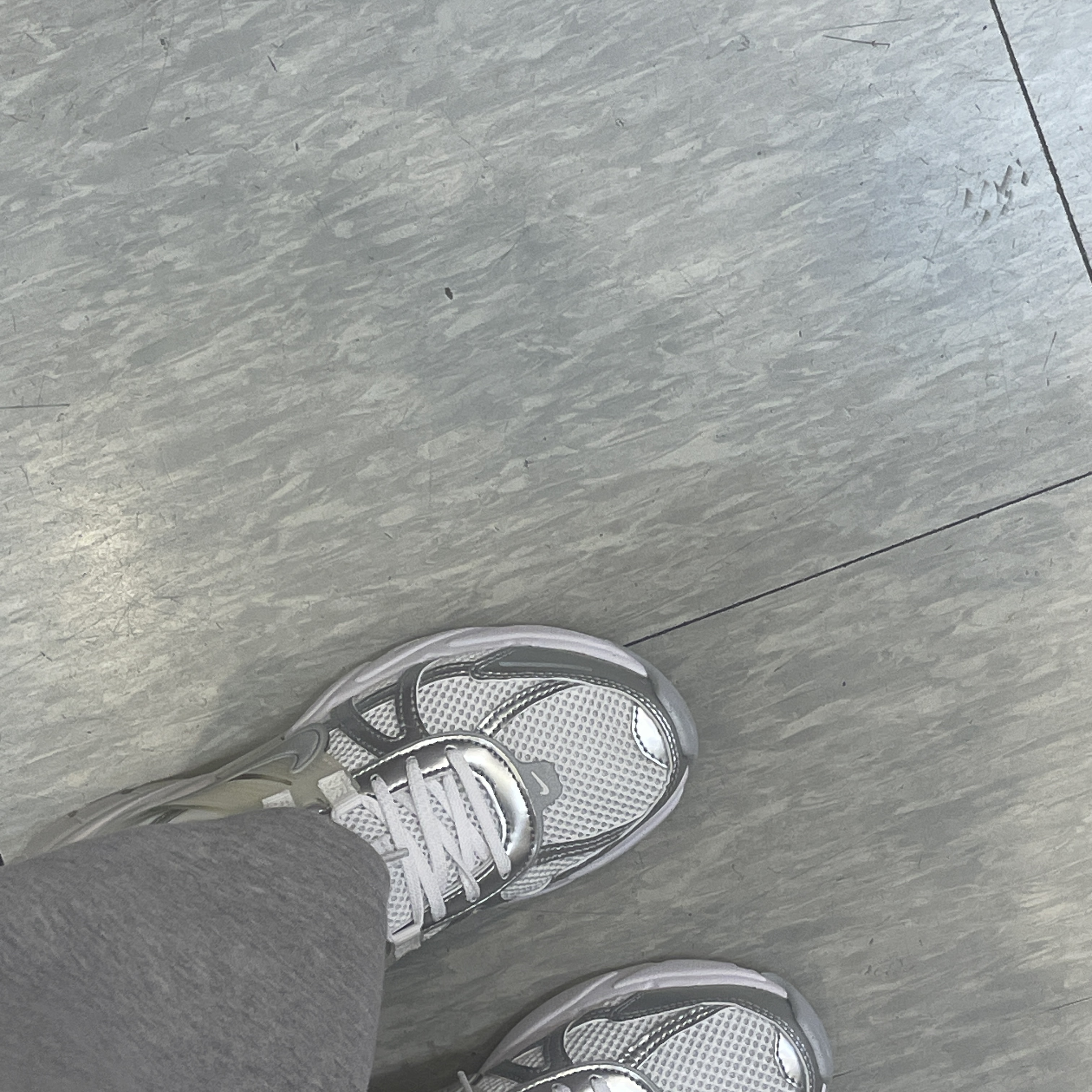 Nike V2K Run Metallic Silver White 착용 스타일
