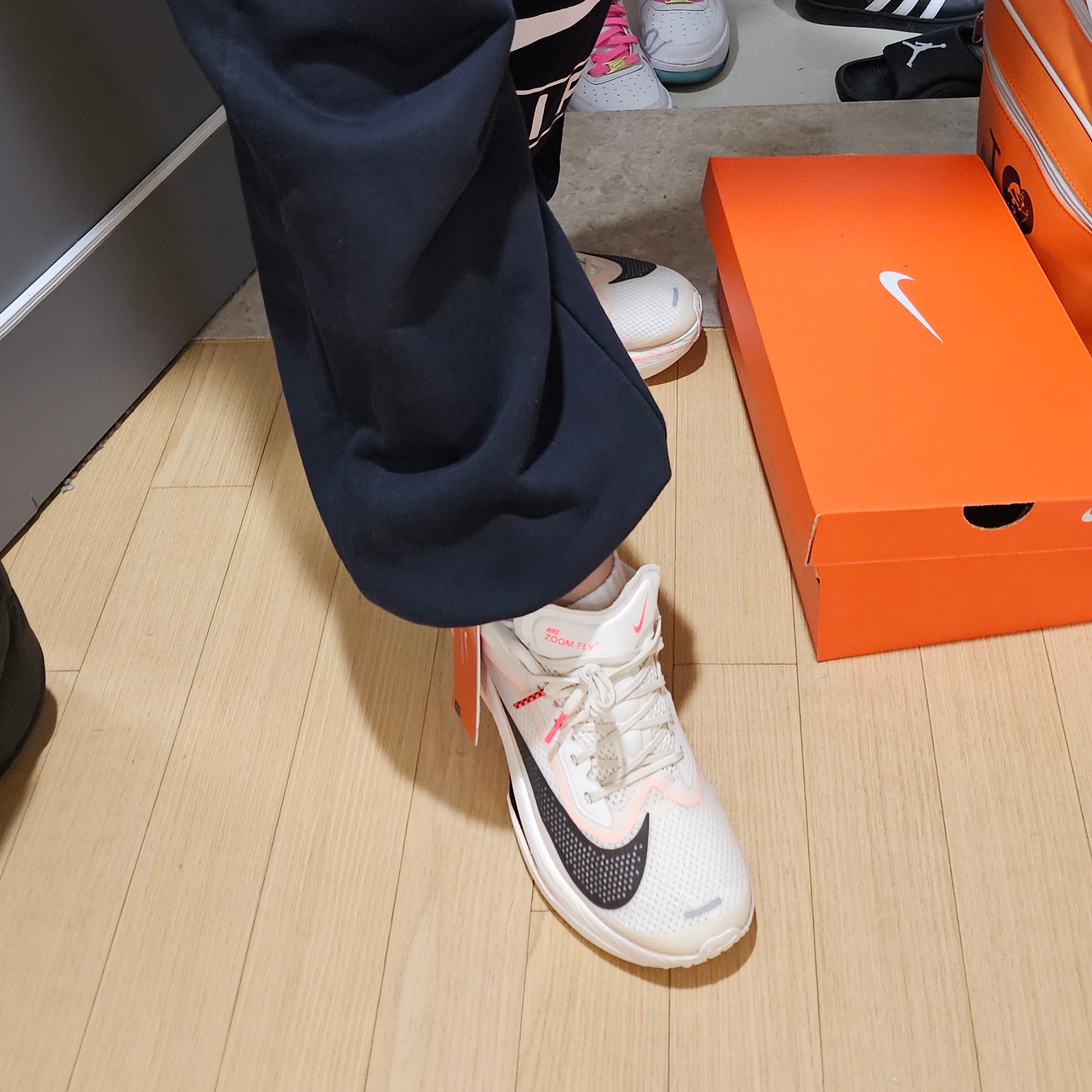 (W) Nike Zoom Fly 6 Pale Ivory Crimson Tint 착용 스타일 - 3