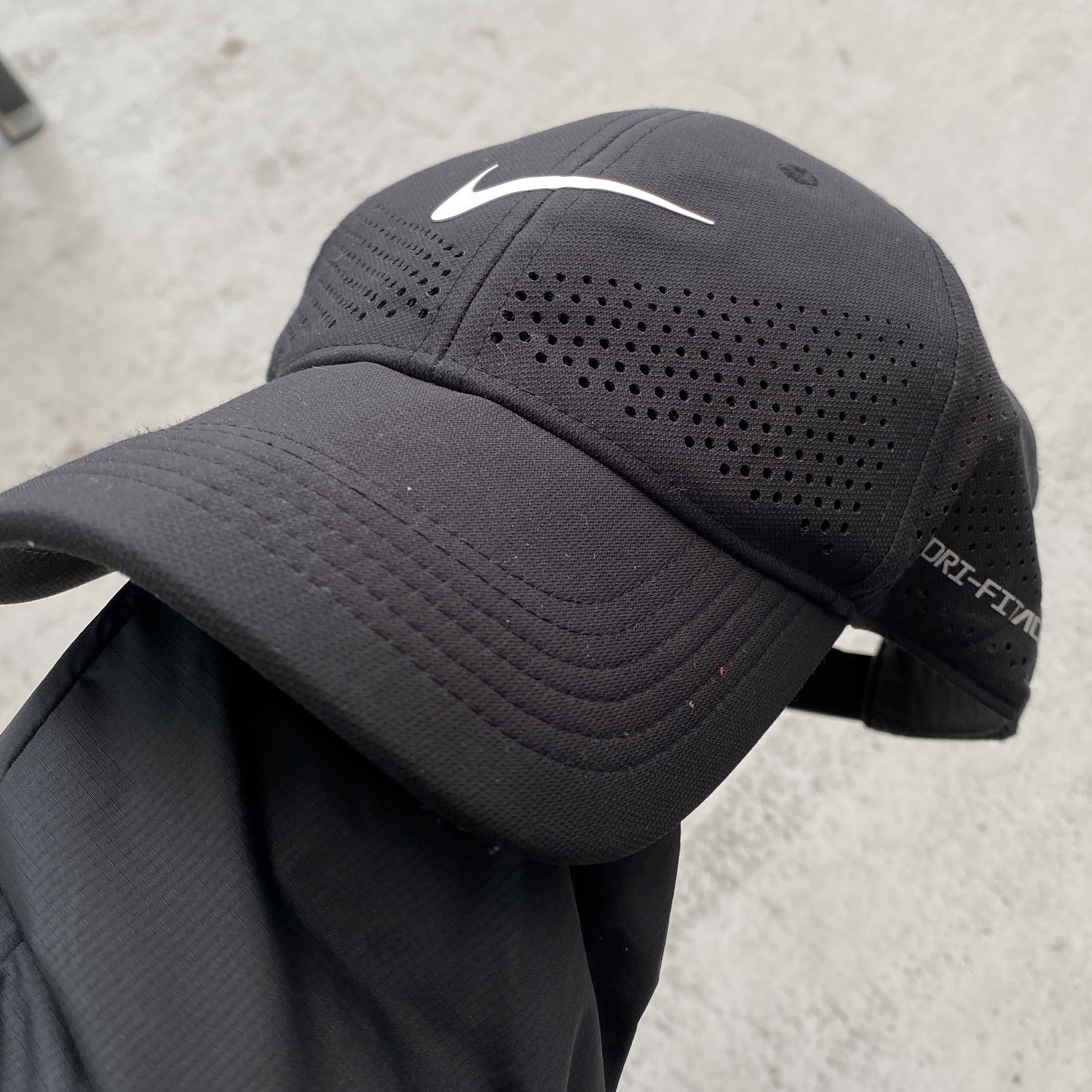 Nike Dri-Fit ADV Club Unstructured Tennis Cap Black 착용 스타일
