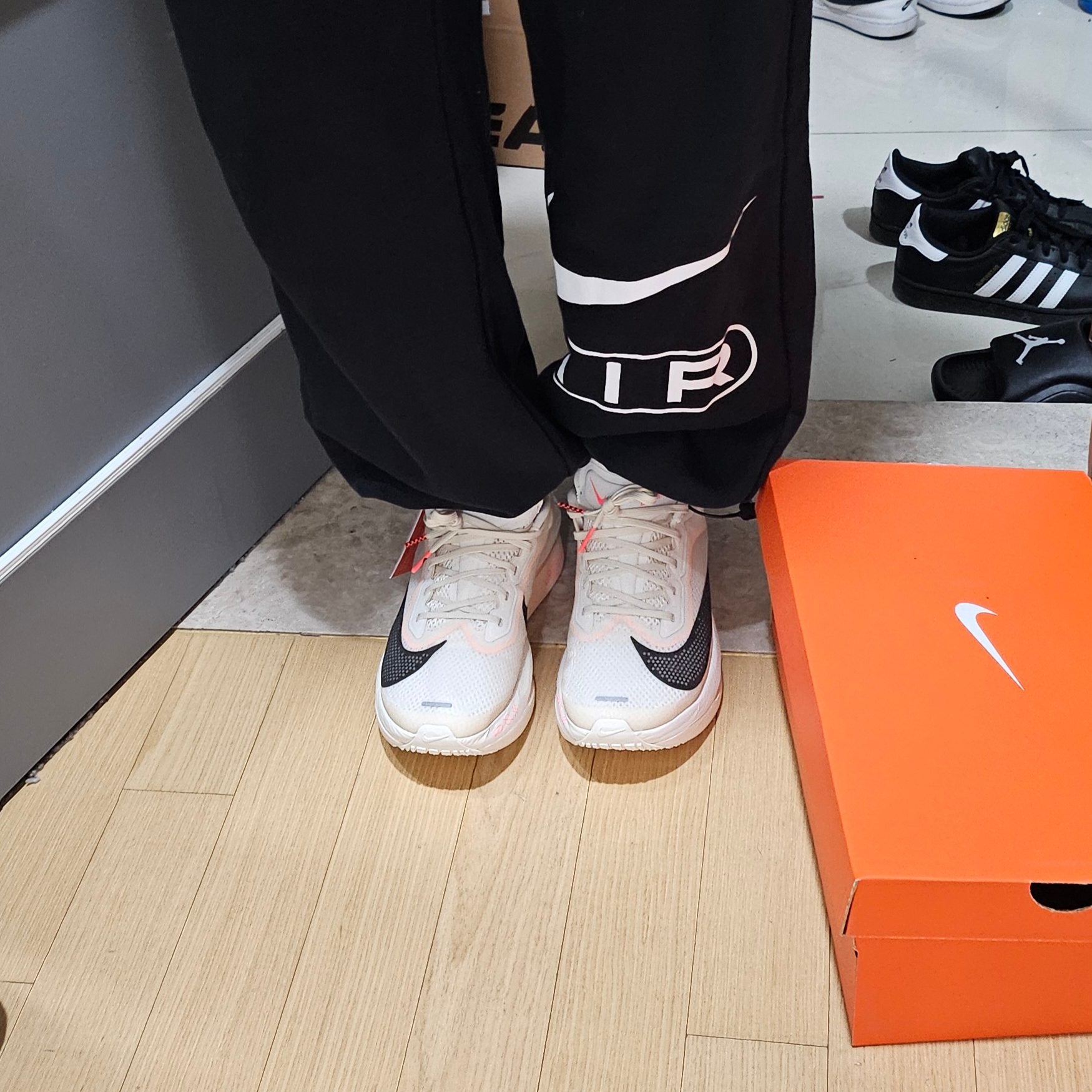 (W) Nike Zoom Fly 6 Pale Ivory Crimson Tint 착용 스타일 - 2