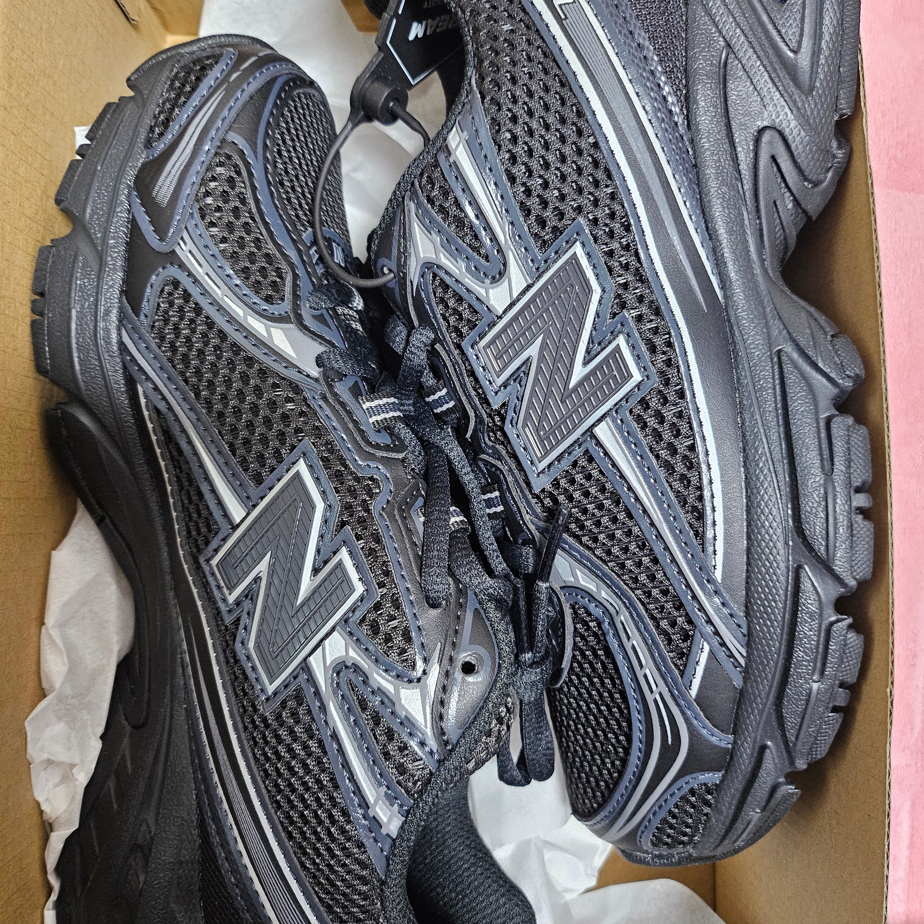 New Balance 740v2 Black Silver Metallic 착용 스타일
