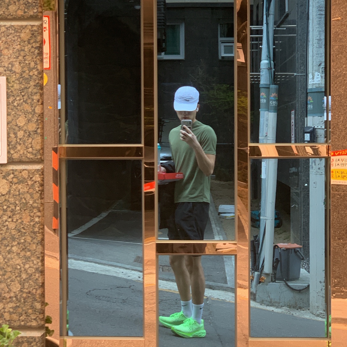 Asics Novablast 4 Illuminate Green Lime Burst - 2E Wide 착용 스타일 - 1