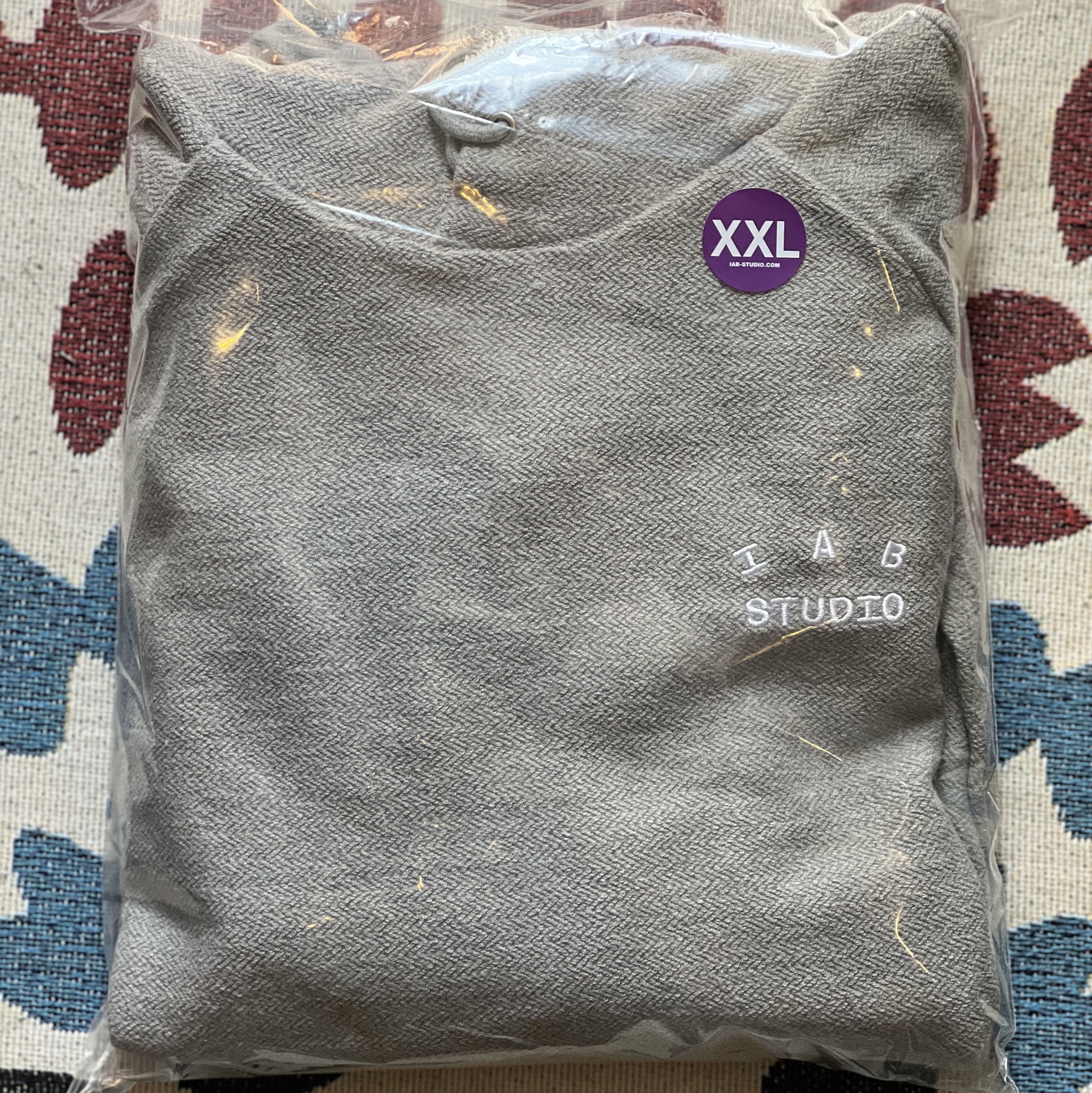 IAB Studio Herringbone Hoodie Gray White 착용 스타일