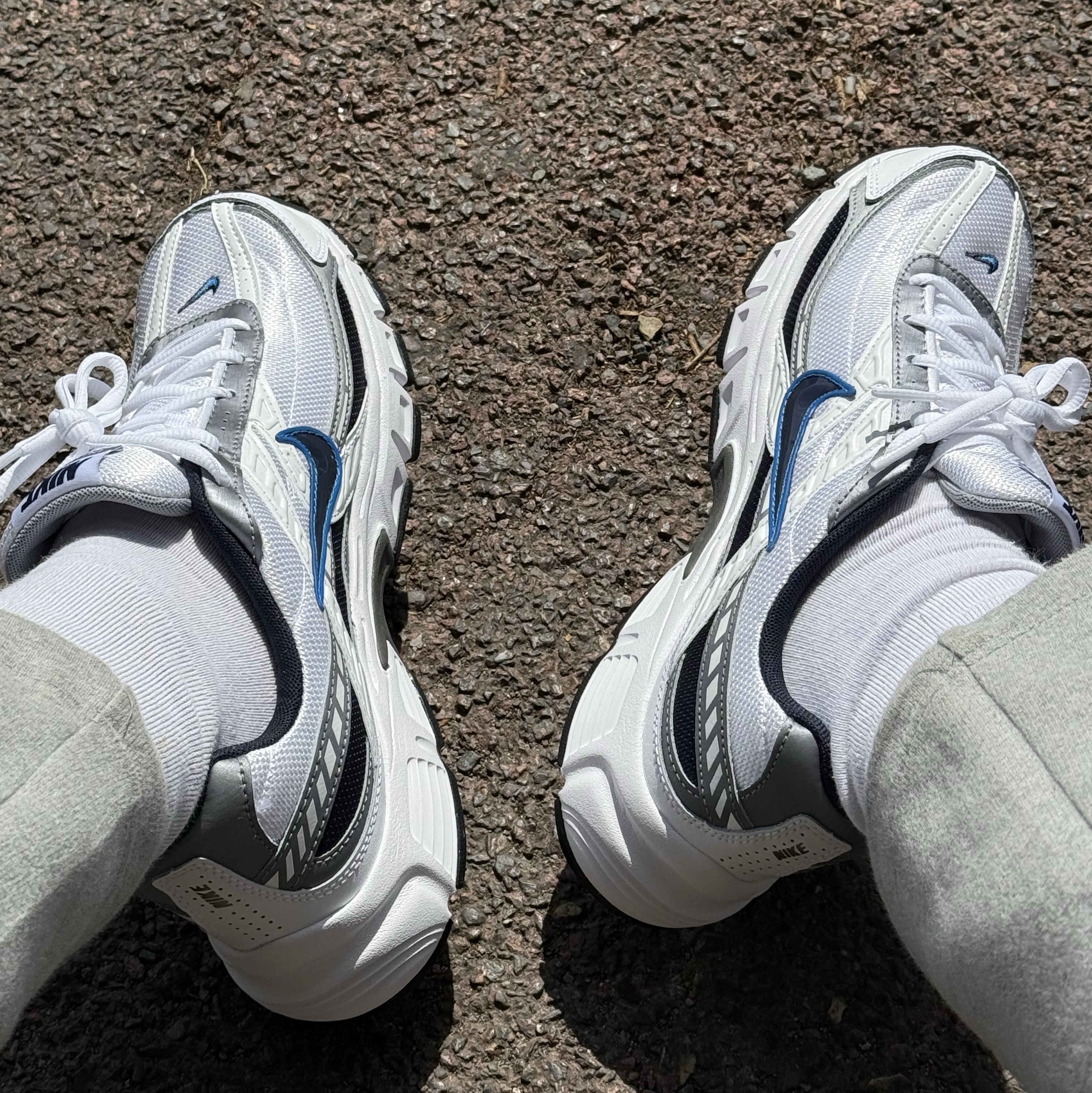 Nike Initiator White Obsidian Metallic Cool Grey 착용 스타일 - 2