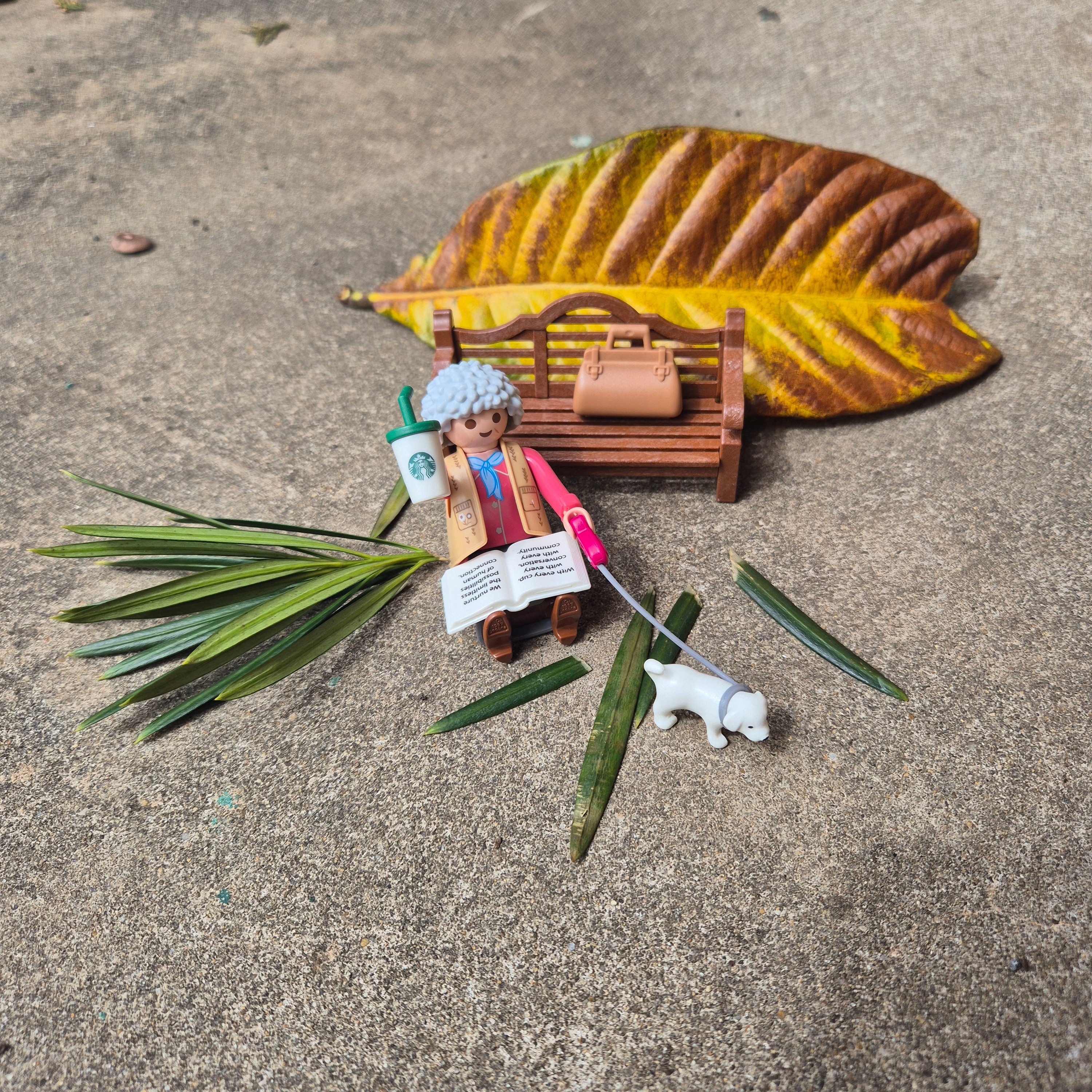 Starbucks x Playmobil Buddy Mary 착용 스타일