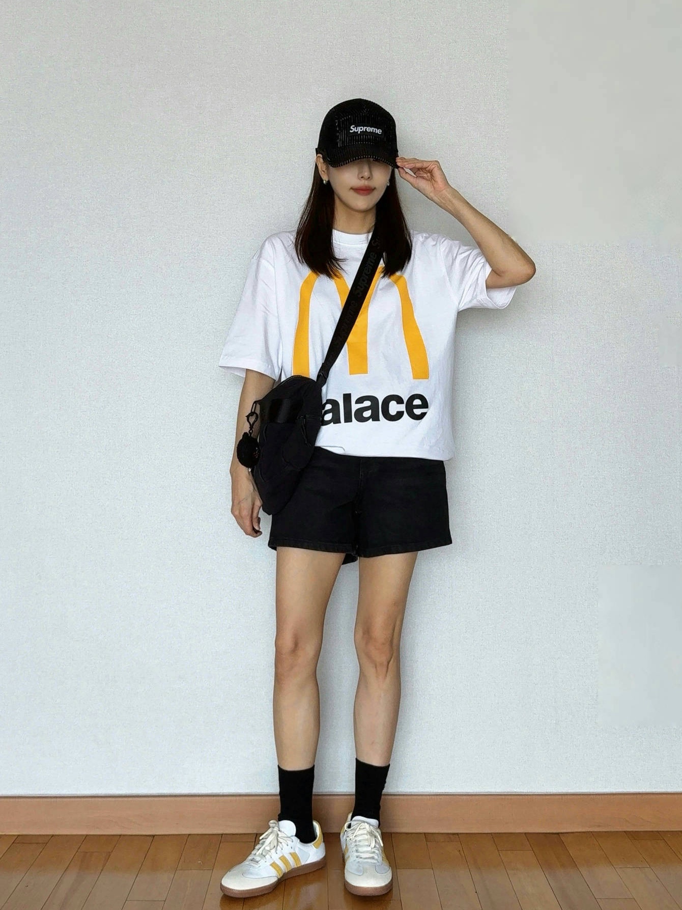 Palace x McDonald's Logo T-Shirt White - 23FW, Supreme Utility Bag Black - 25SS 착용 스타일 - 1