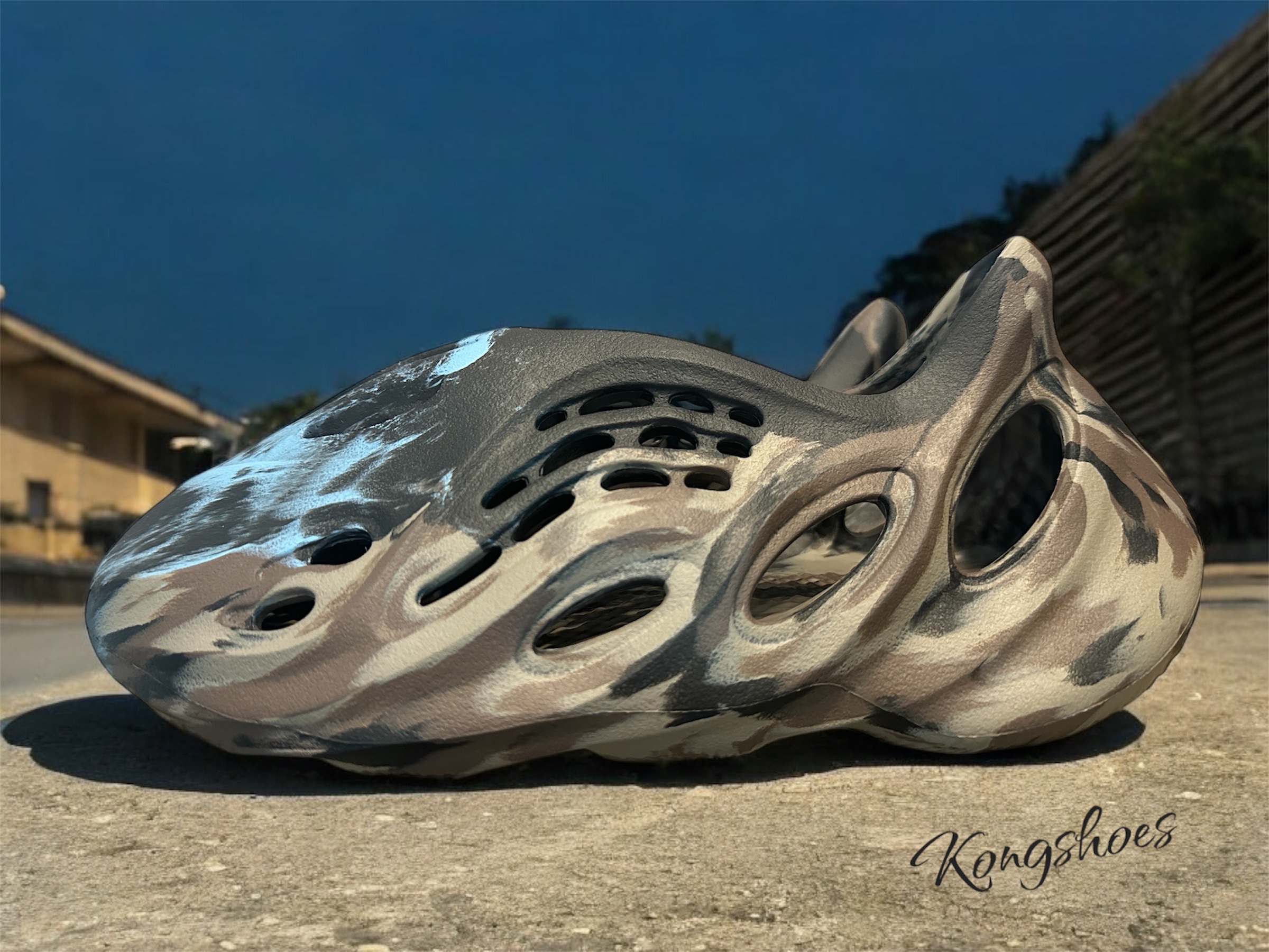 Adidas Yeezy Foam RNNR MX Cinder 착용 스타일