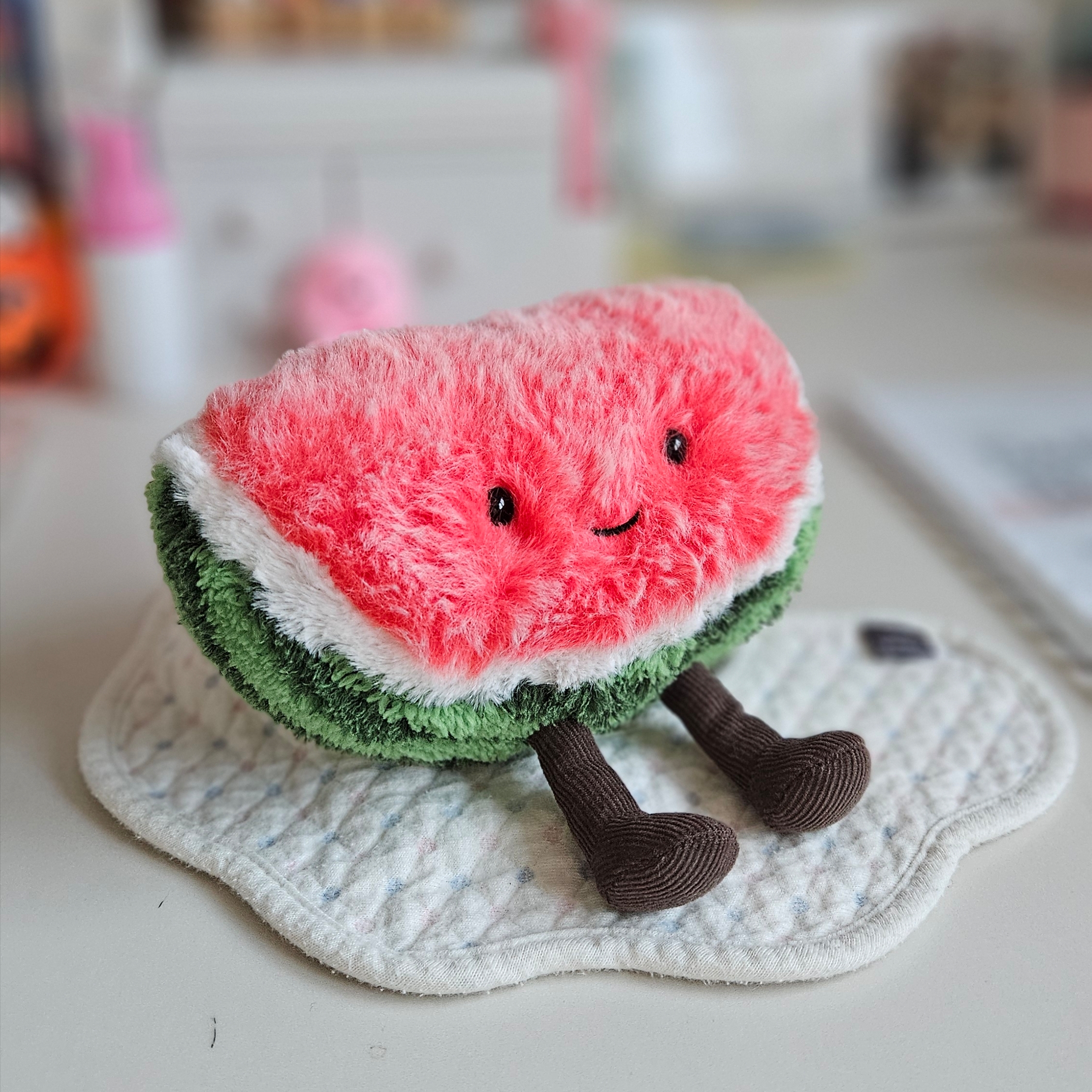 Jellycat Amuseable Watermelon Small Pink 착용 스타일