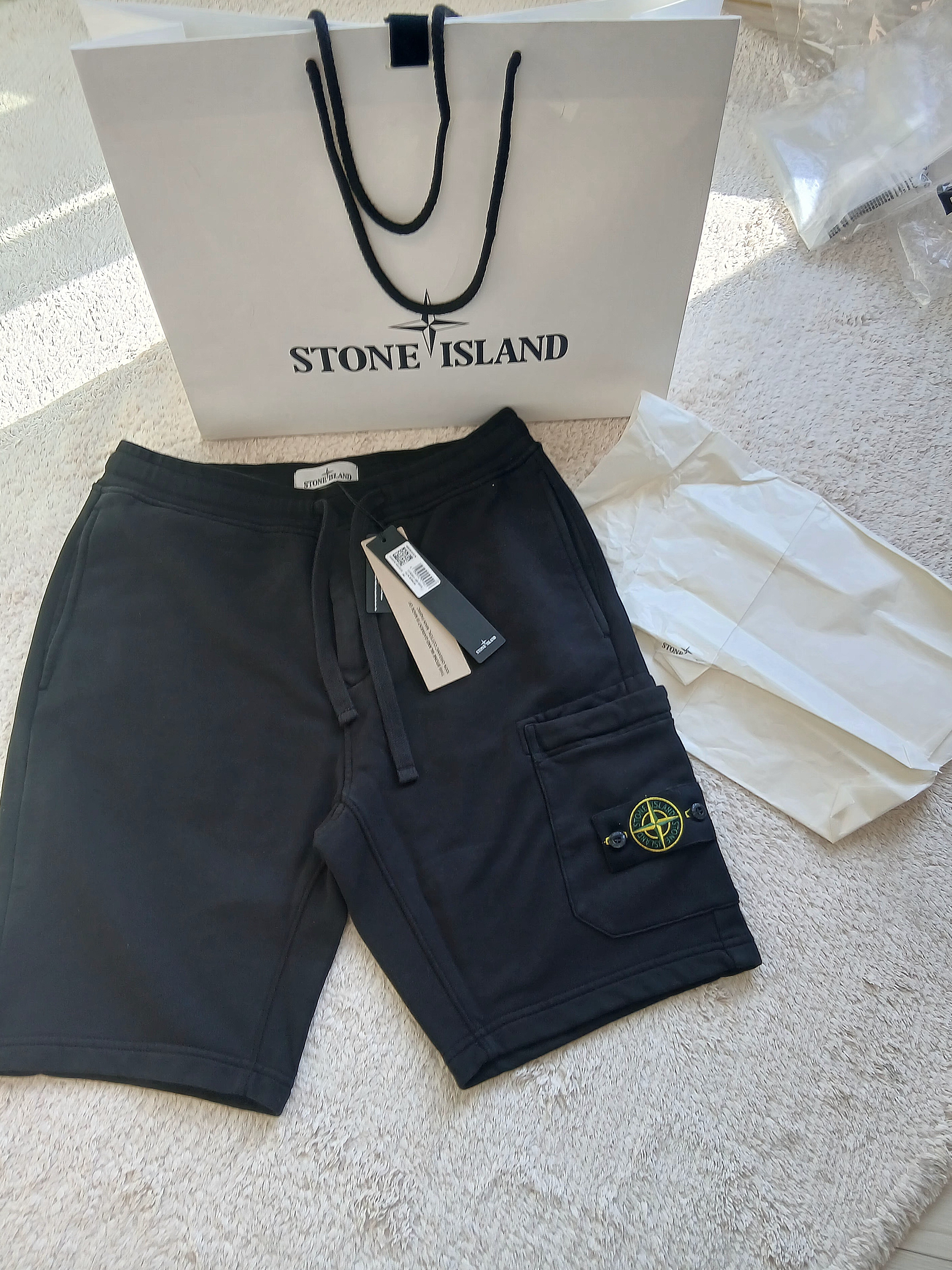 Stone Island 6200012 Organic Cotton Fleece Pocket Details Cargo Bermuda Shorts Black - 25SS 착용 스타일 - 10