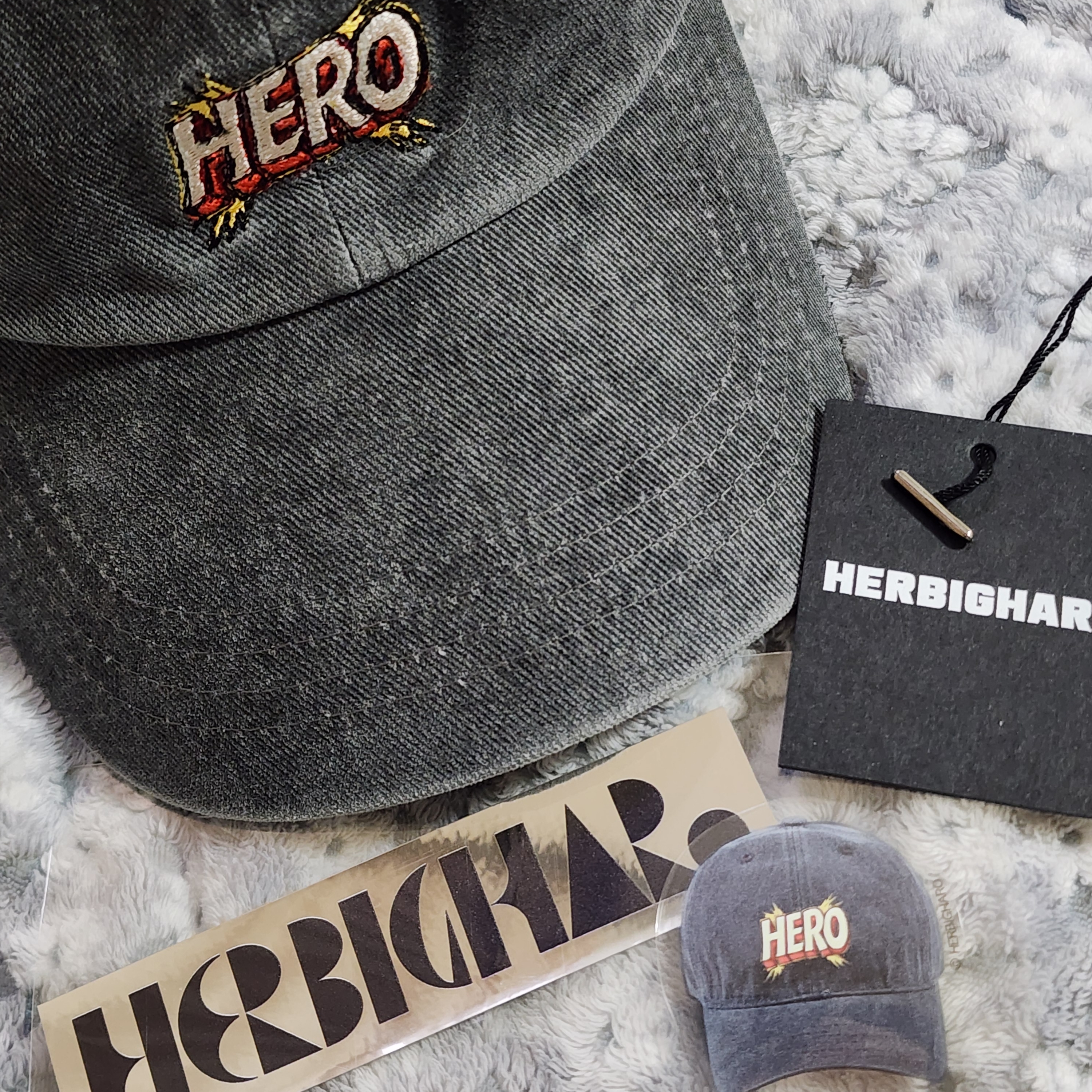'HERO' Cartoon Cap 착용 스타일
