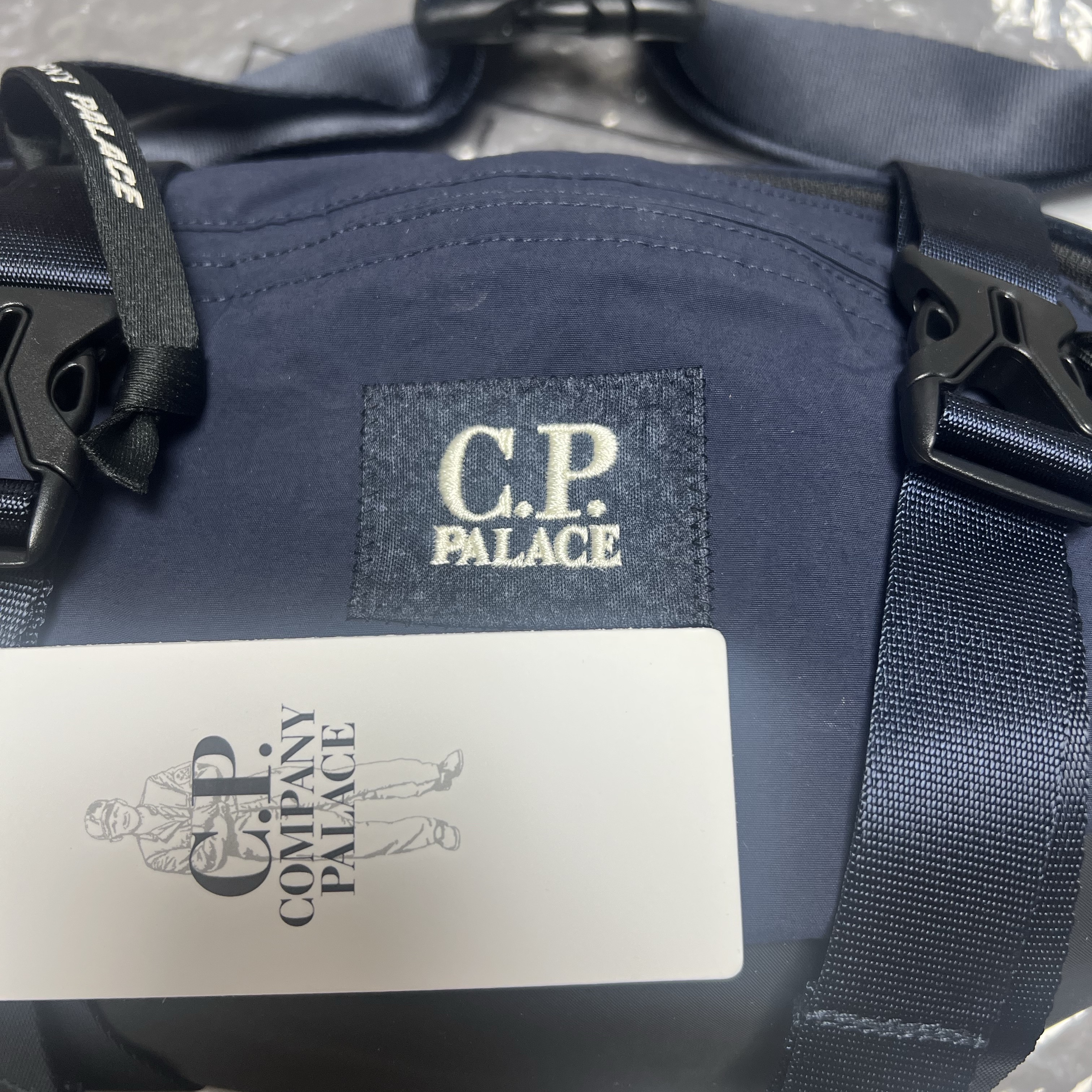 Palace x C.P. Company Plain Paper Touch Shoulder Bag Navy - 25SS 착용 스타일 - 1