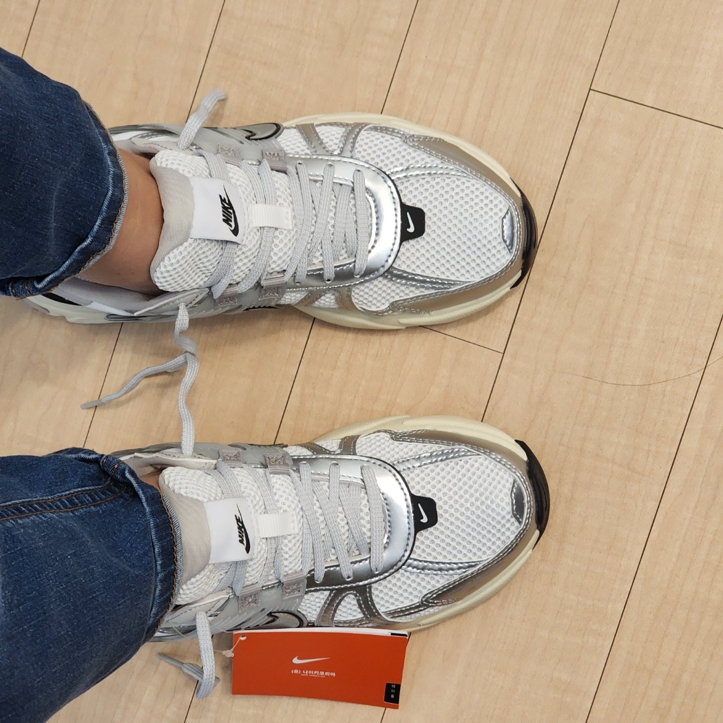 Nike V2K Run Summit White Metallic Silver 착용 스타일