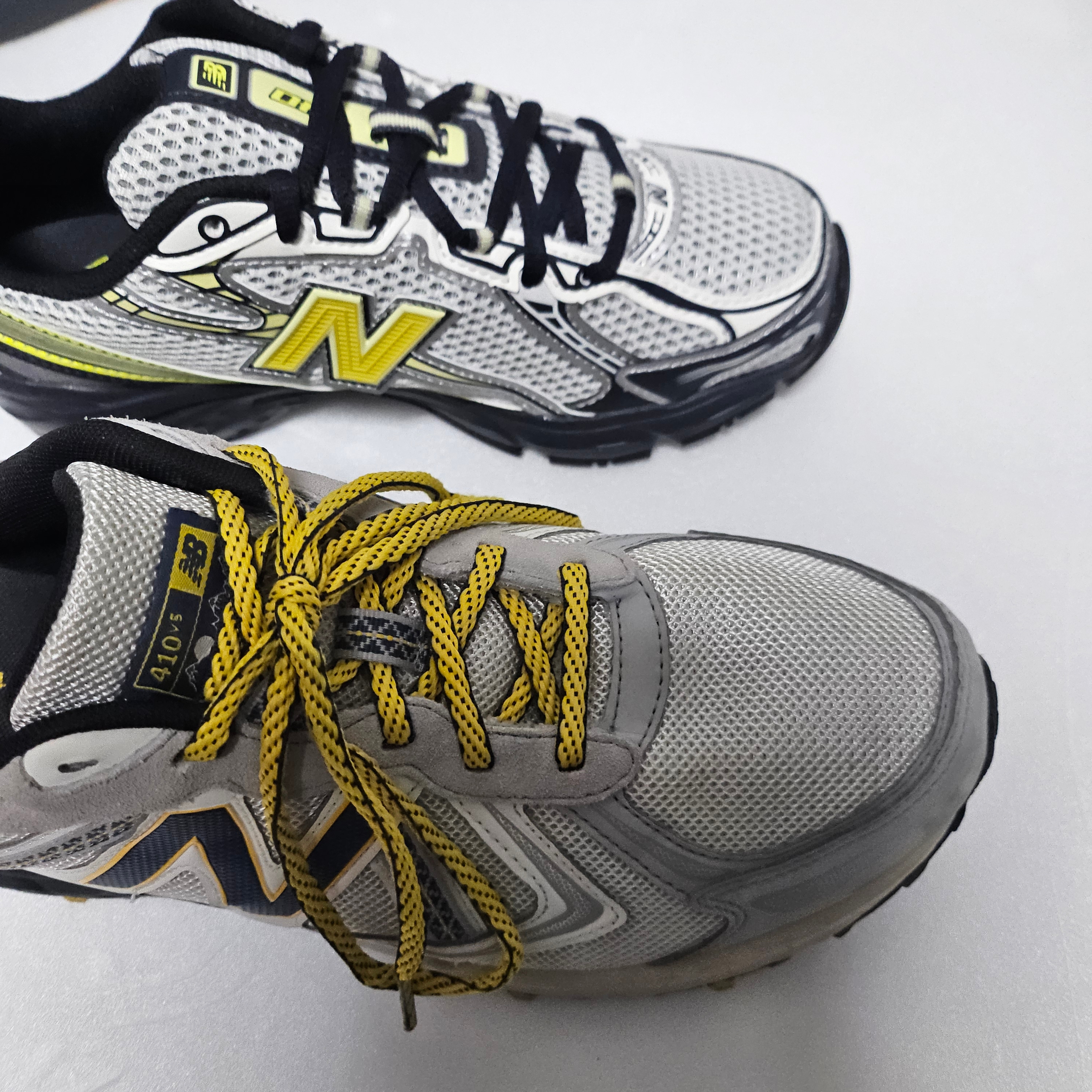 New Balance 410v5 Ivory Yellow - 2E Wide 착용 스타일 - 3