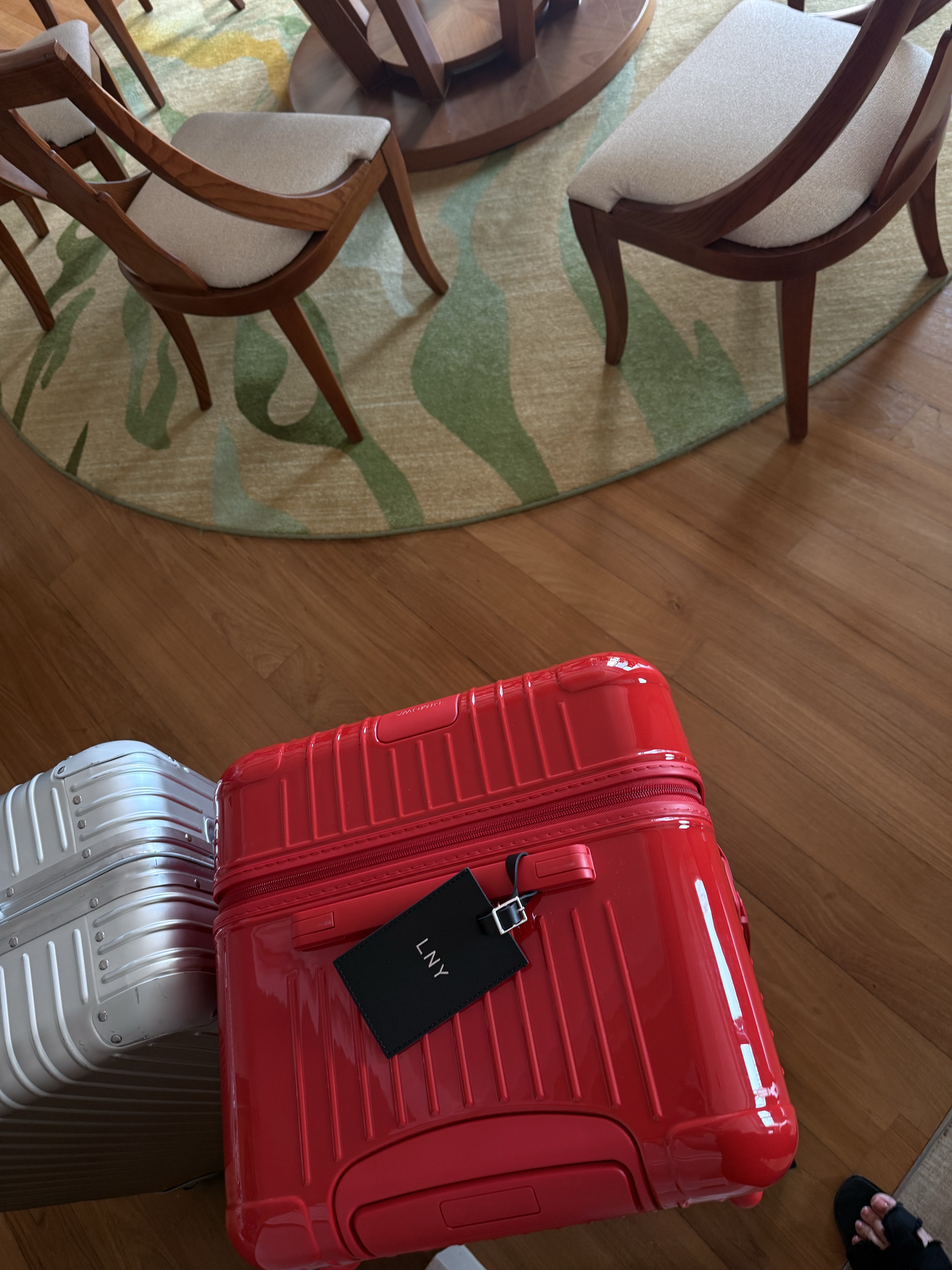 Rimowa Essential Trunk Plus Gloss Red, Rimowa Original Check-In Large Aluminium Suitcase Silver 착용 스타일 - 1