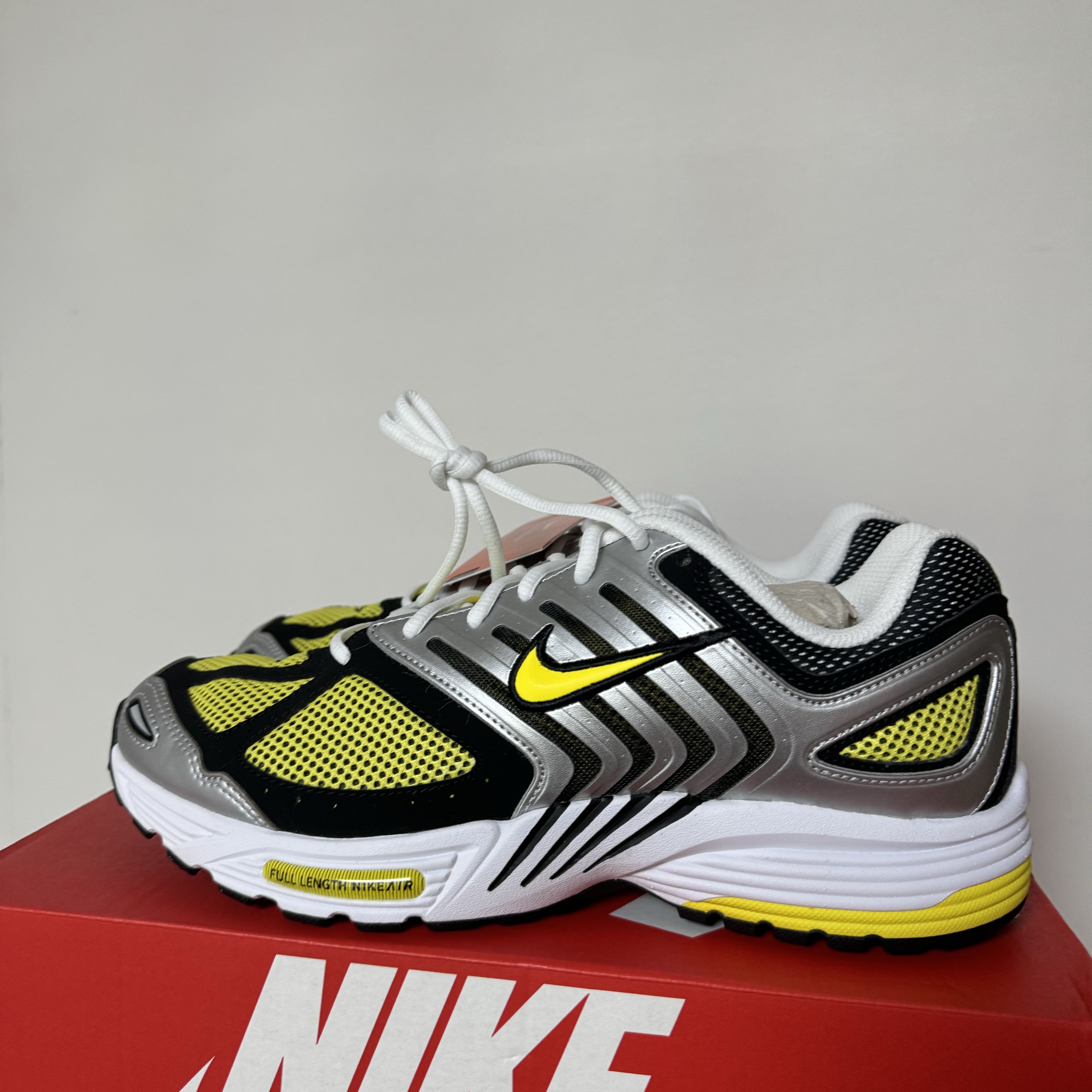 (W) Nike Air Pegasus 2K5 Metallic Silver and Opti Yellow 착용 스타일