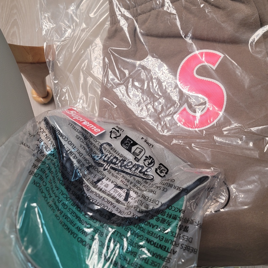 Supreme S Logo Sweatpant Dusty Brown - 25SS, Supreme World Famous S Logo 6-Panel Grey - 25SS 착용 스타일 - 1