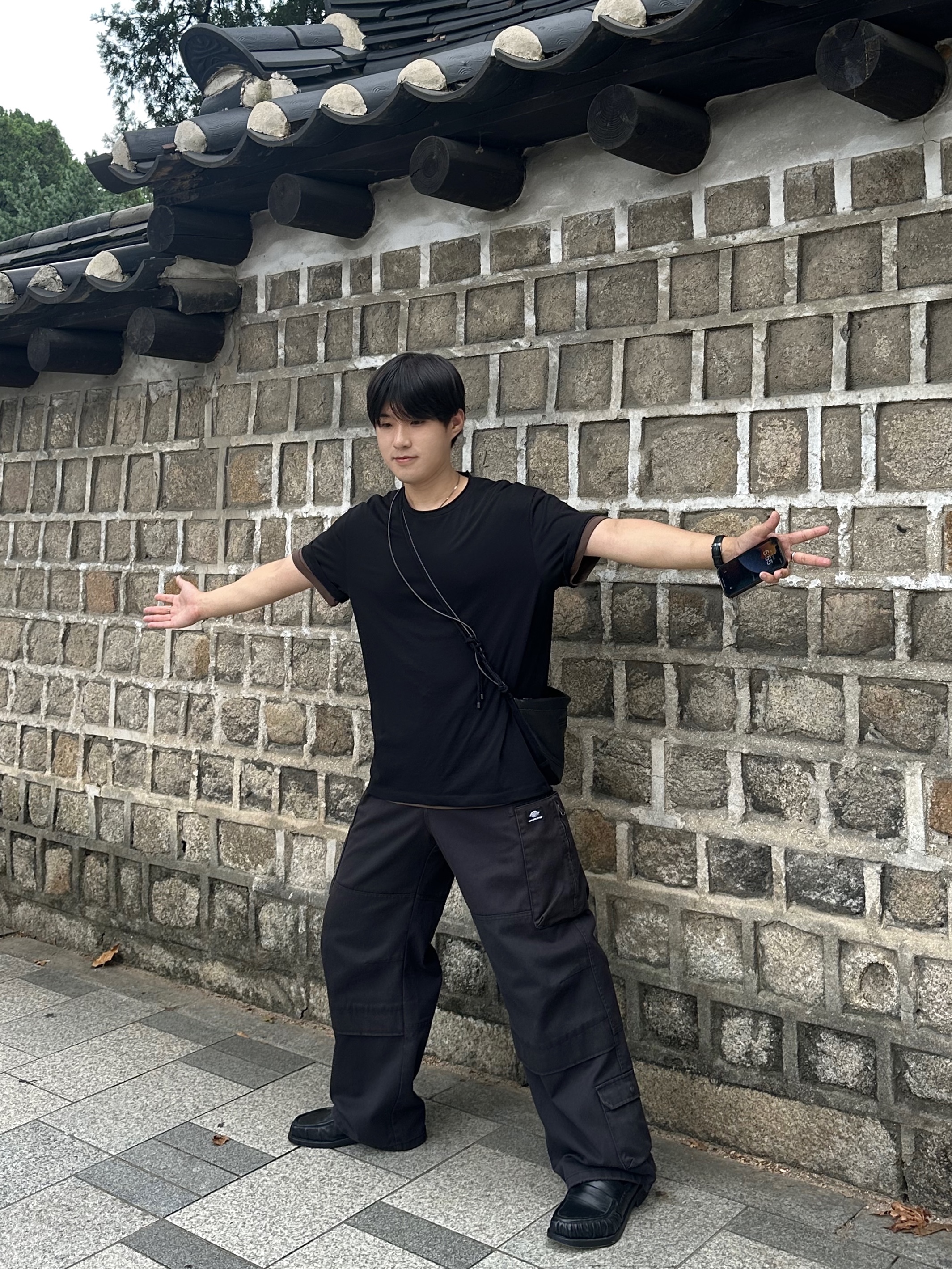 해칭룸 x 디키즈 지퍼 카고 워크 팬츠 워시드 블랙 착용 스타일 - 1