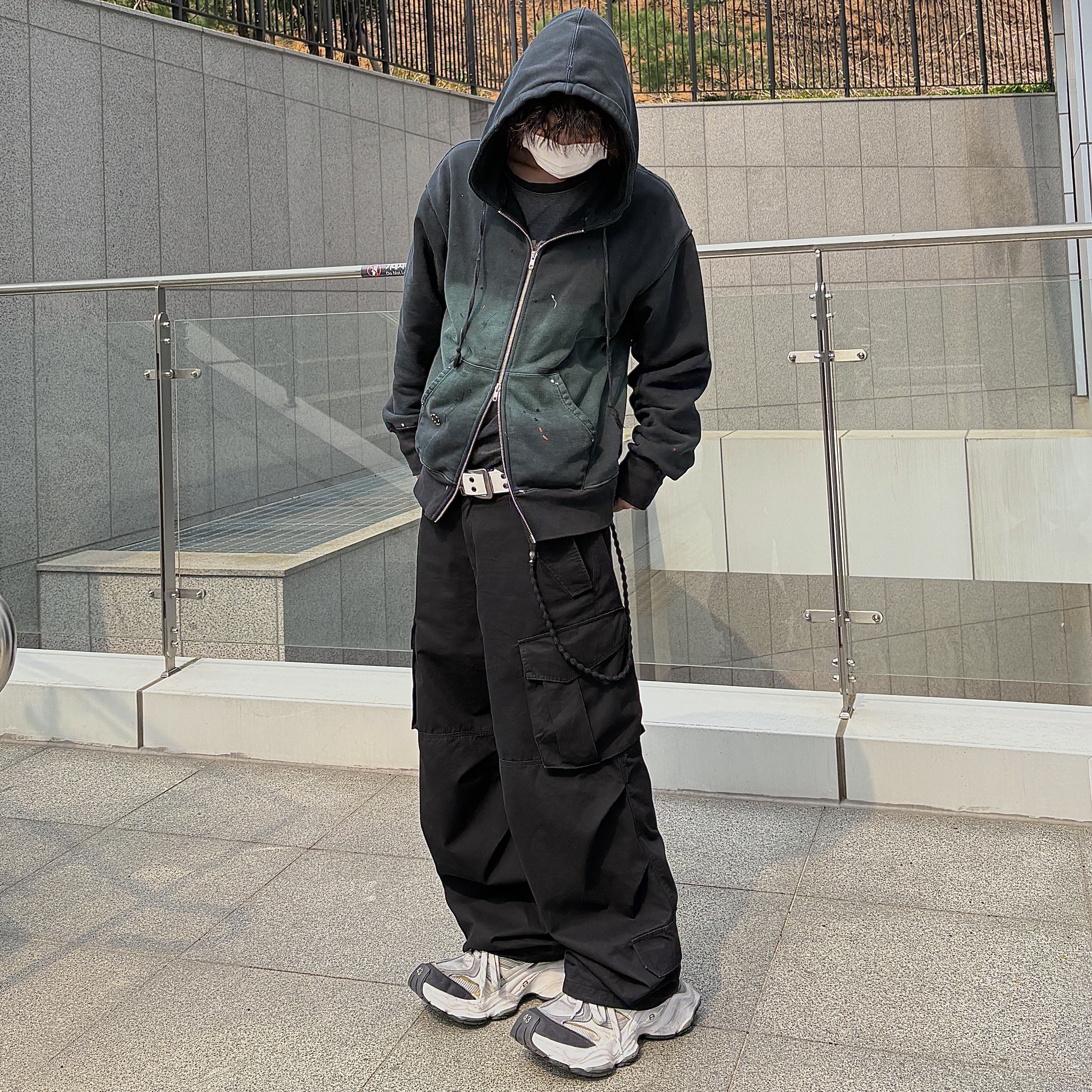 Flavorism VTG Washed Cargo Pants Black, Balenciaga Cargo Sneakers White Grey 착용 스타일 - 2