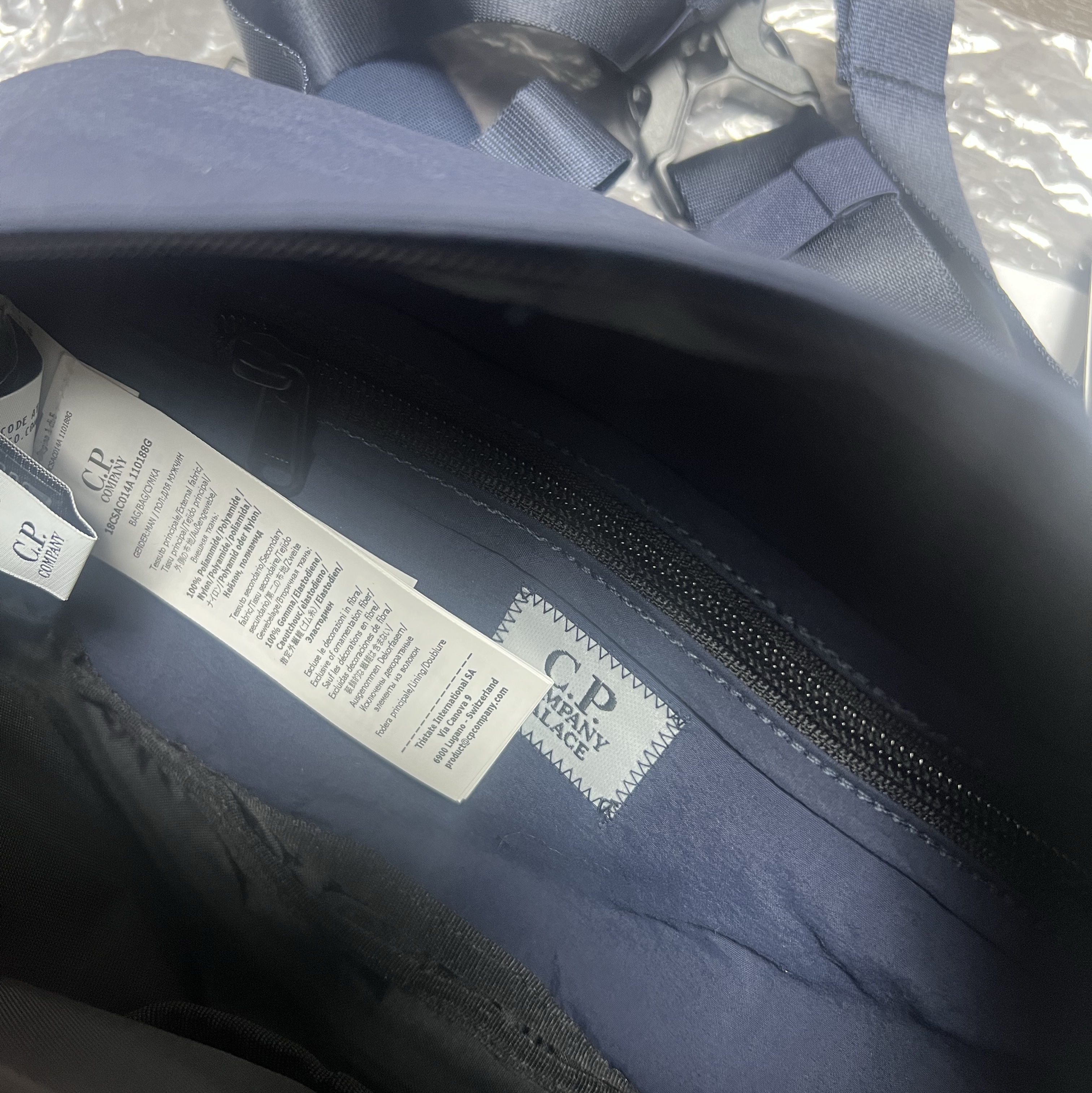Palace x C.P. Company Plain Paper Touch Shoulder Bag Navy - 25SS 착용 스타일 - 5