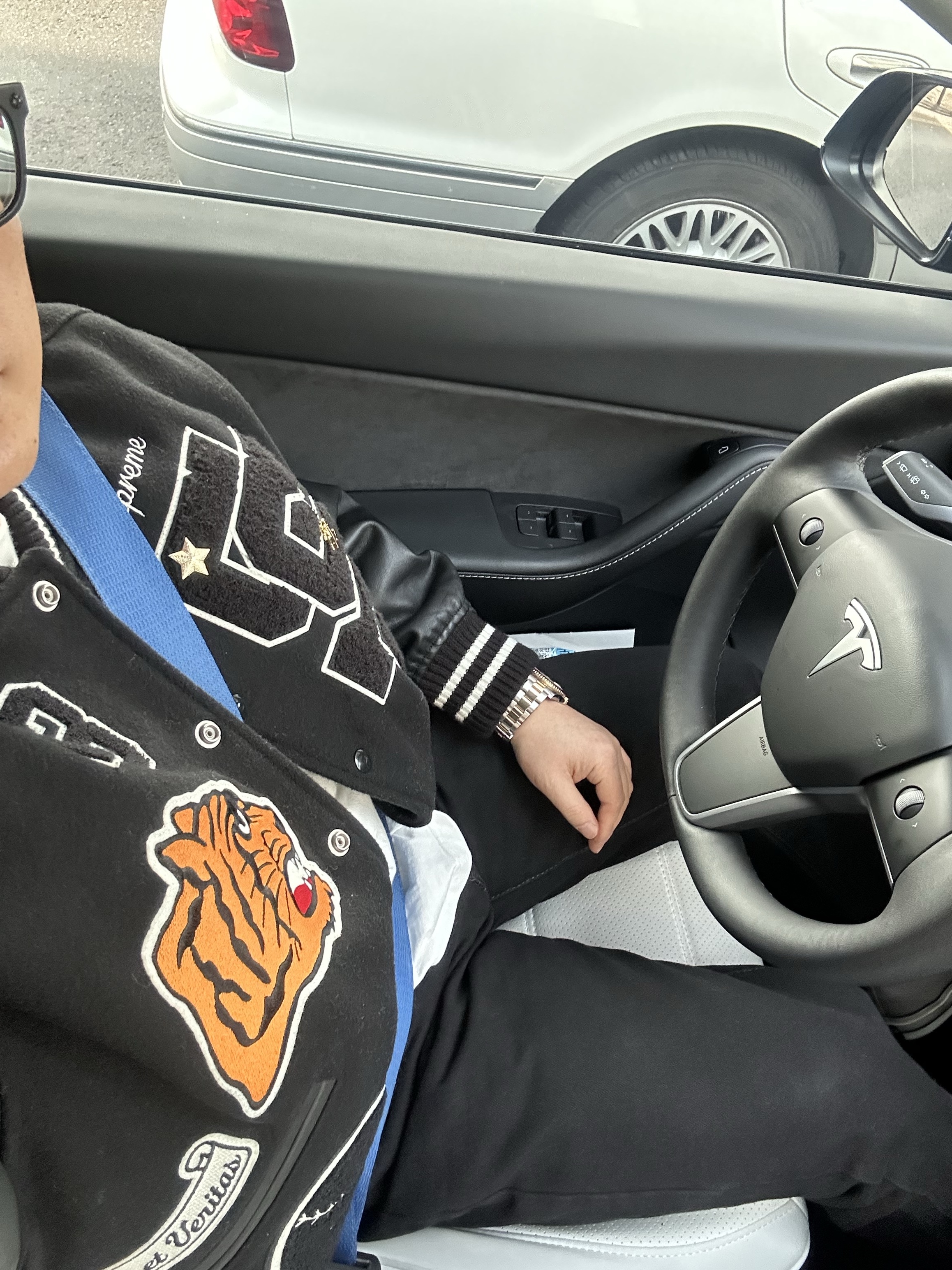 Supreme Tiger Varsity Jacket Black - 23FW 착용 스타일