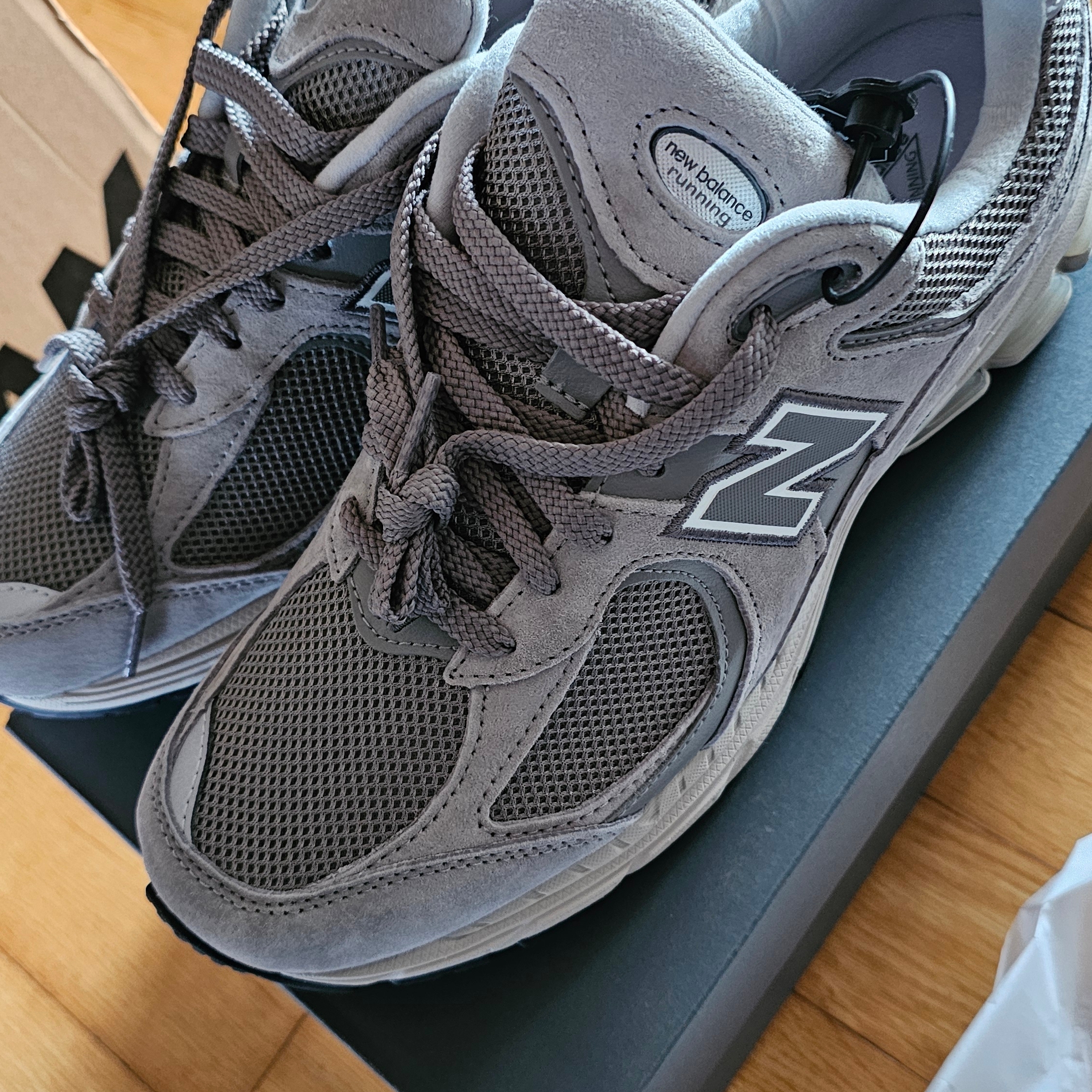New Balance 2002R Grey 착용 스타일