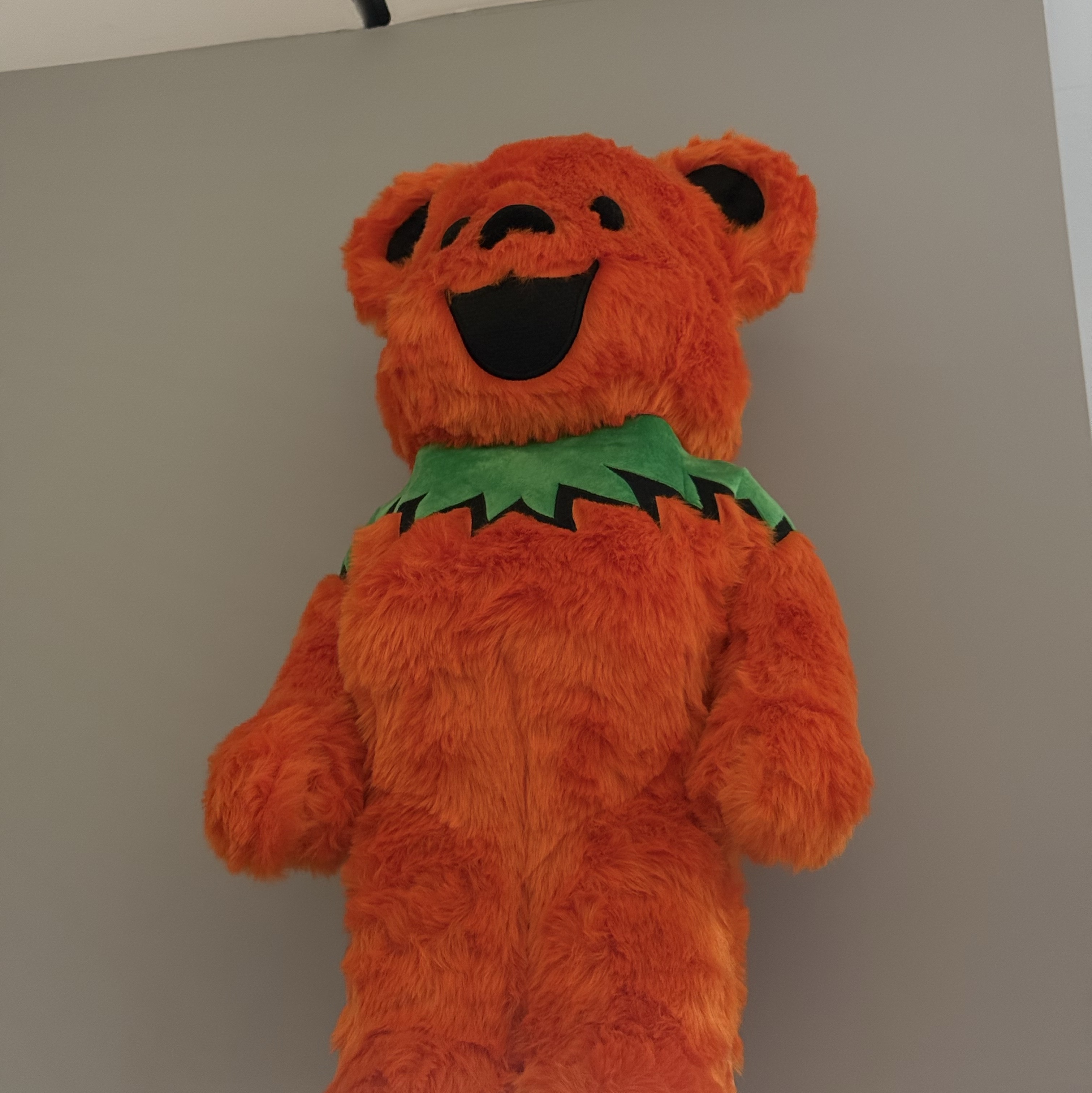 Bearbrick x Grateful Dead Dancing Bear Costume Ver. Orange 400% 착용 스타일