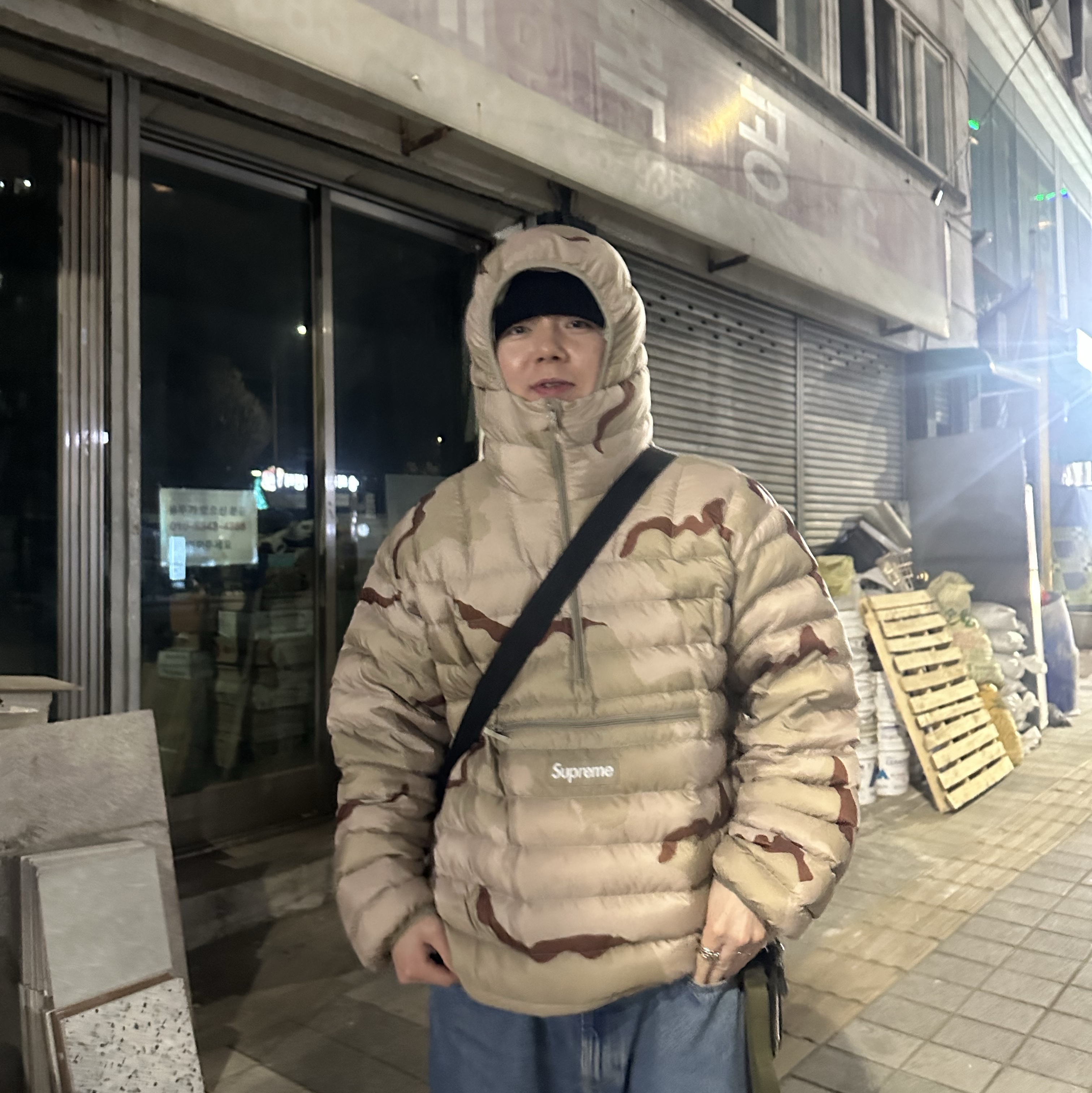 Supreme Micro Down Half Zip Hooded Pullover Desert Camo - 24FW, Supreme Baggy Jean Washed Indigo - 24FW 착용 스타일 - 1