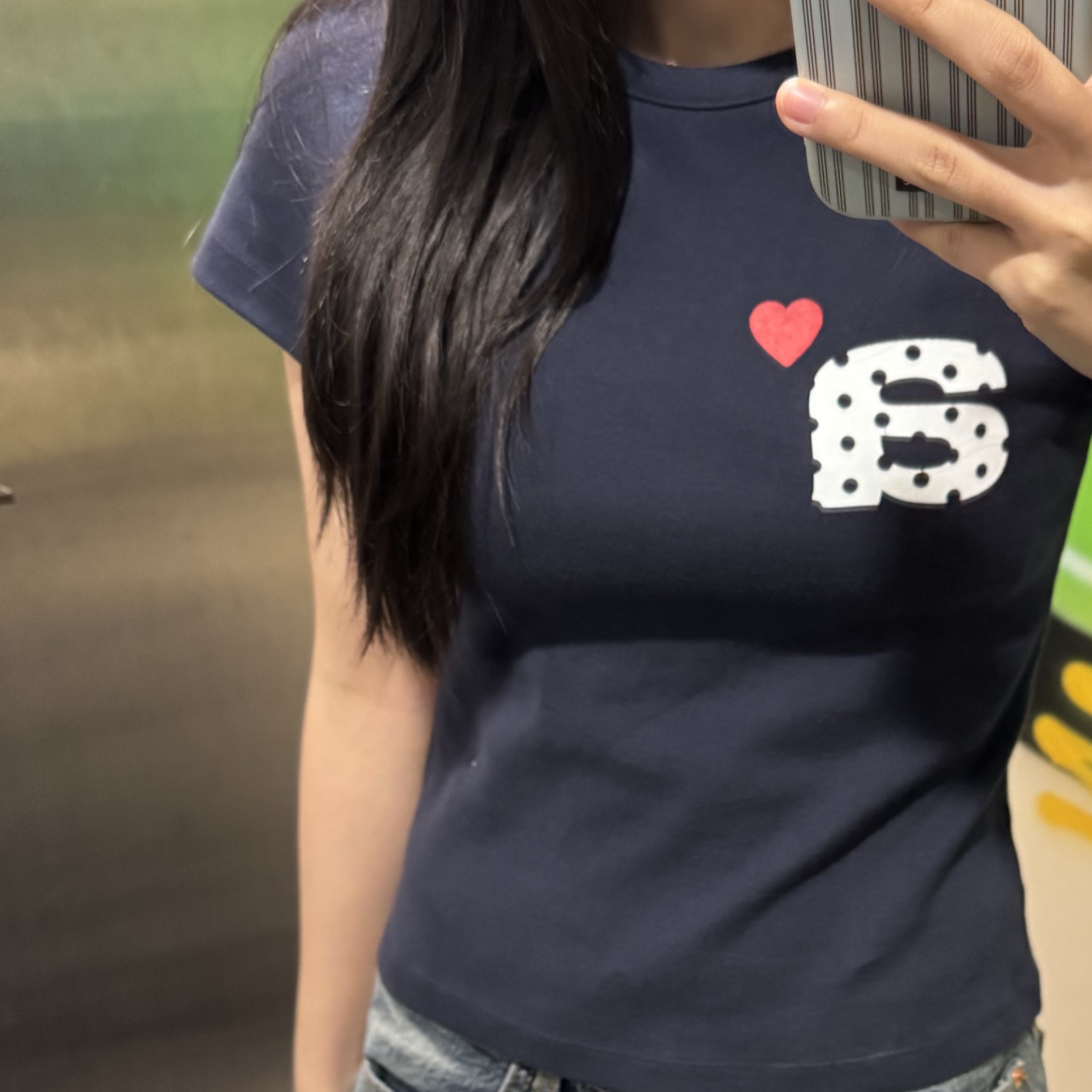 [예약 배송] AEAE Dot Small Letter Tee Navy 착용 스타일