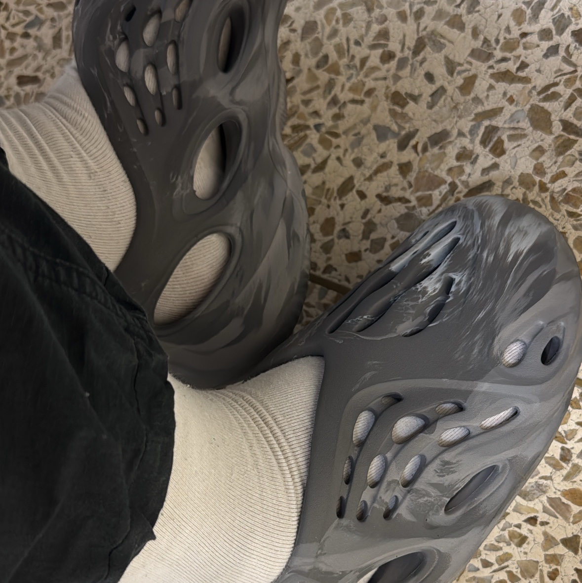 Adidas Yeezy Foam RNNR MX Granite 착용 스타일