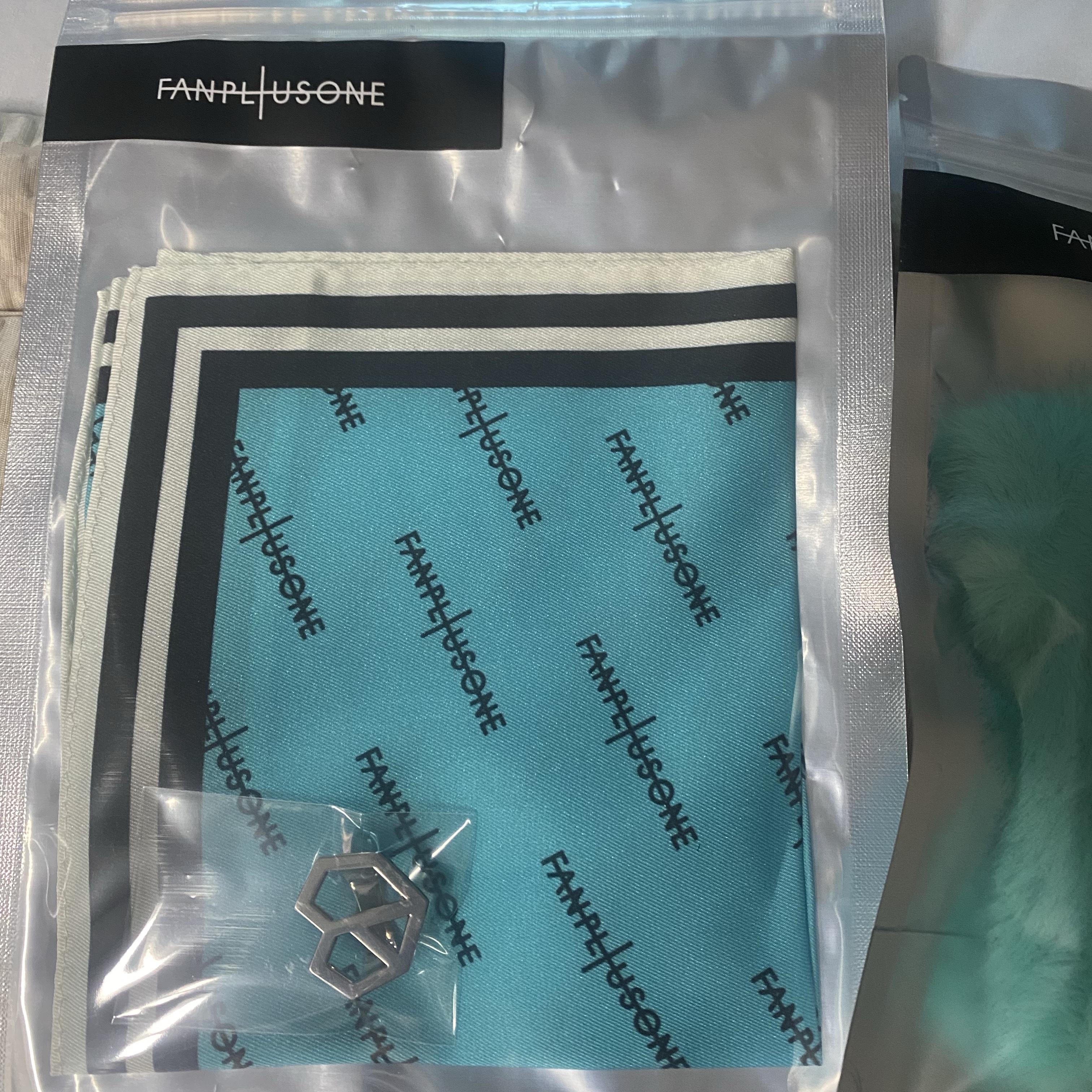 G-DRAGON Ubermensch Light Stick Scarf & Scarf Ring Set 착용 스타일