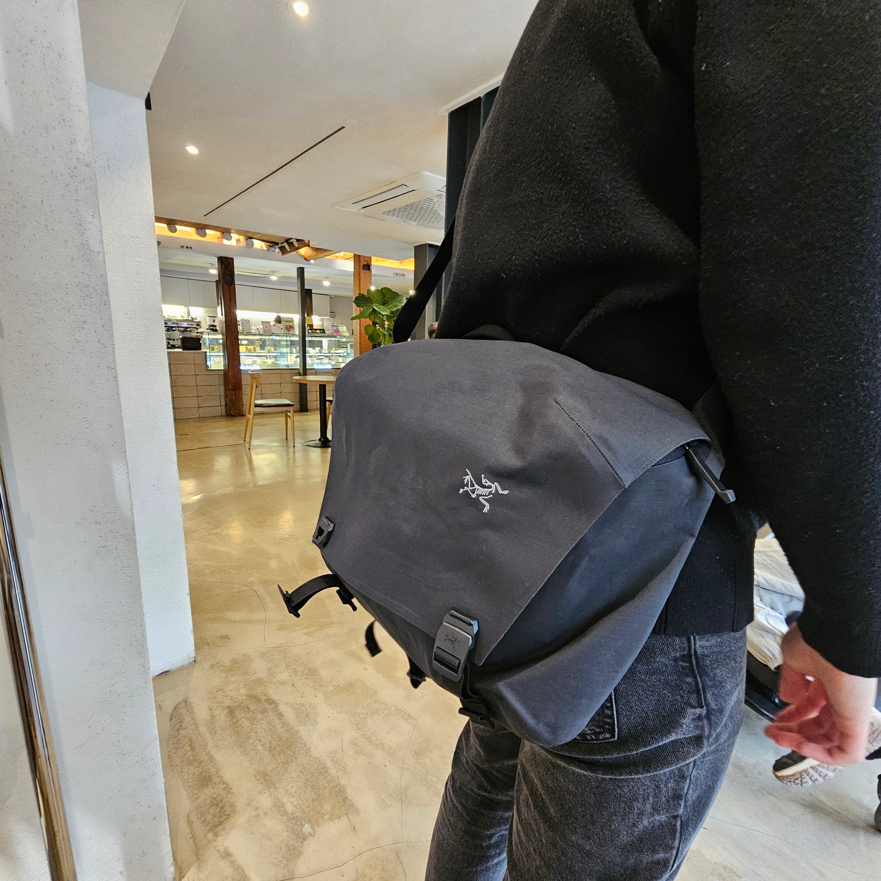 Arc'teryx Granville 10 Carrier Bag Black 착용 스타일 - 2