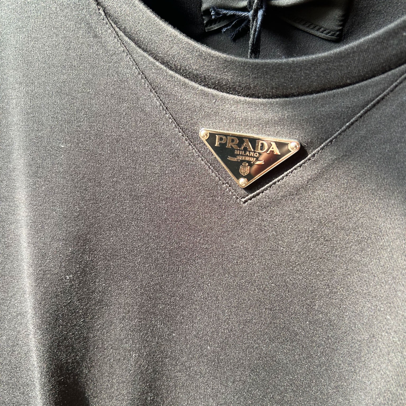 Prada Cotton T-Shirt Black 착용 스타일 - 2