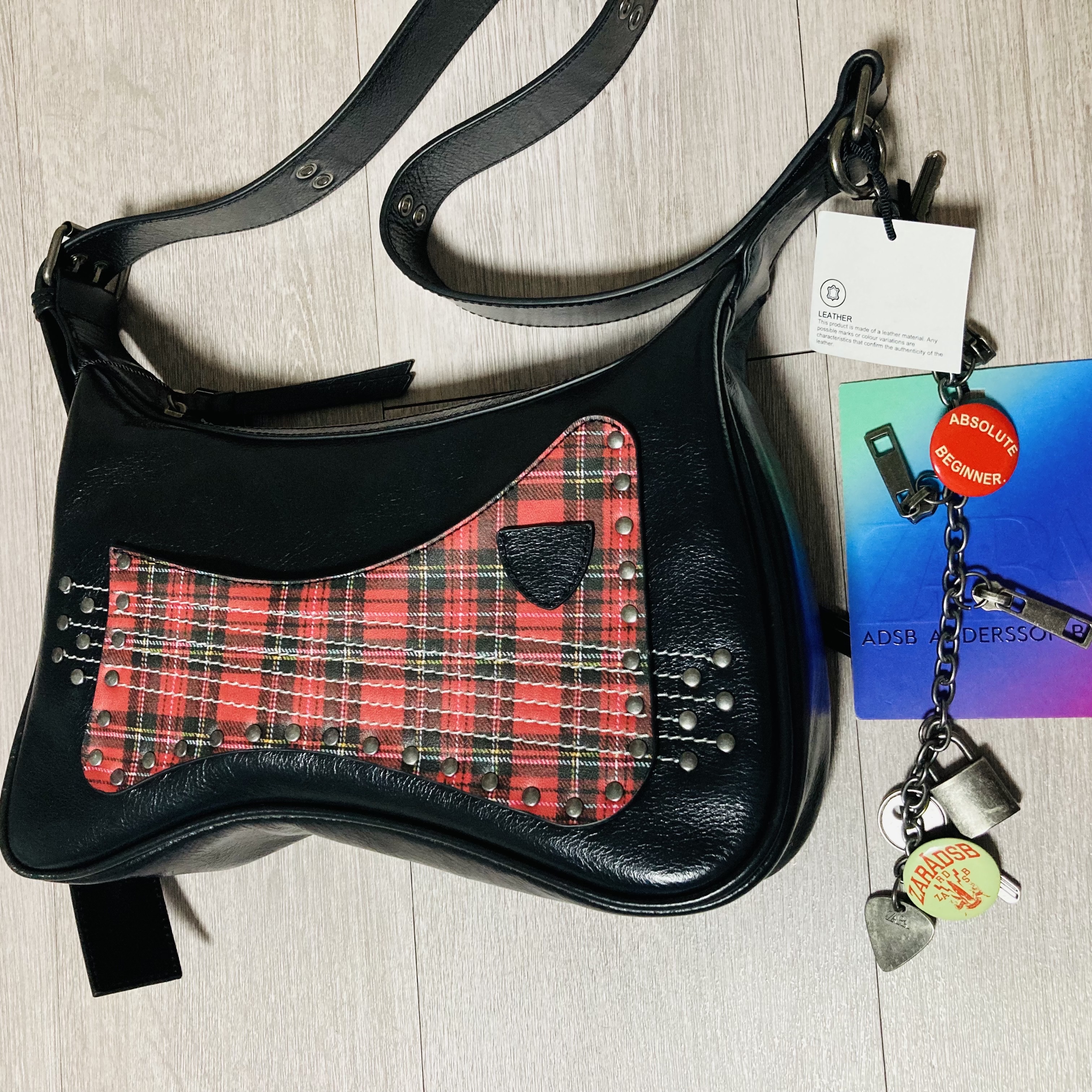 Zara x Andersson Bell Leather Crossbody Bag Multicolor 착용 스타일