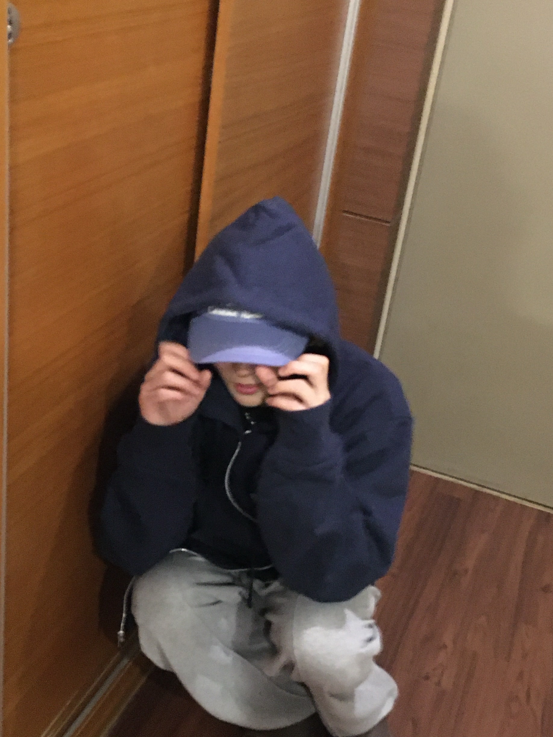 스투시 이스트 로우 프로 캡 로얄 블루, 스투시 월드와이드 집 후드 네이비 착용 스타일 - 6