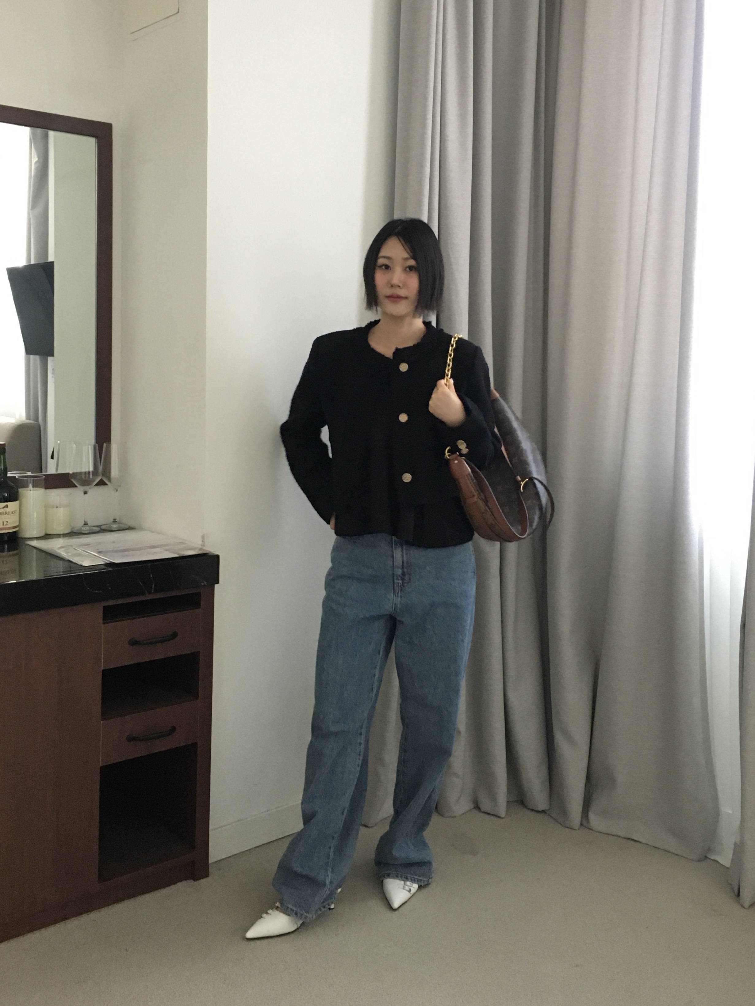 Louis Vuitton Loop Hobo Monogram 착용 스타일 - 1