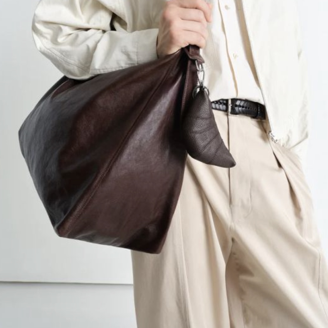 Lemaire Soft Grained Leather Mini Croissant Key Holder Dark Chocolate 착용 스타일 - 3