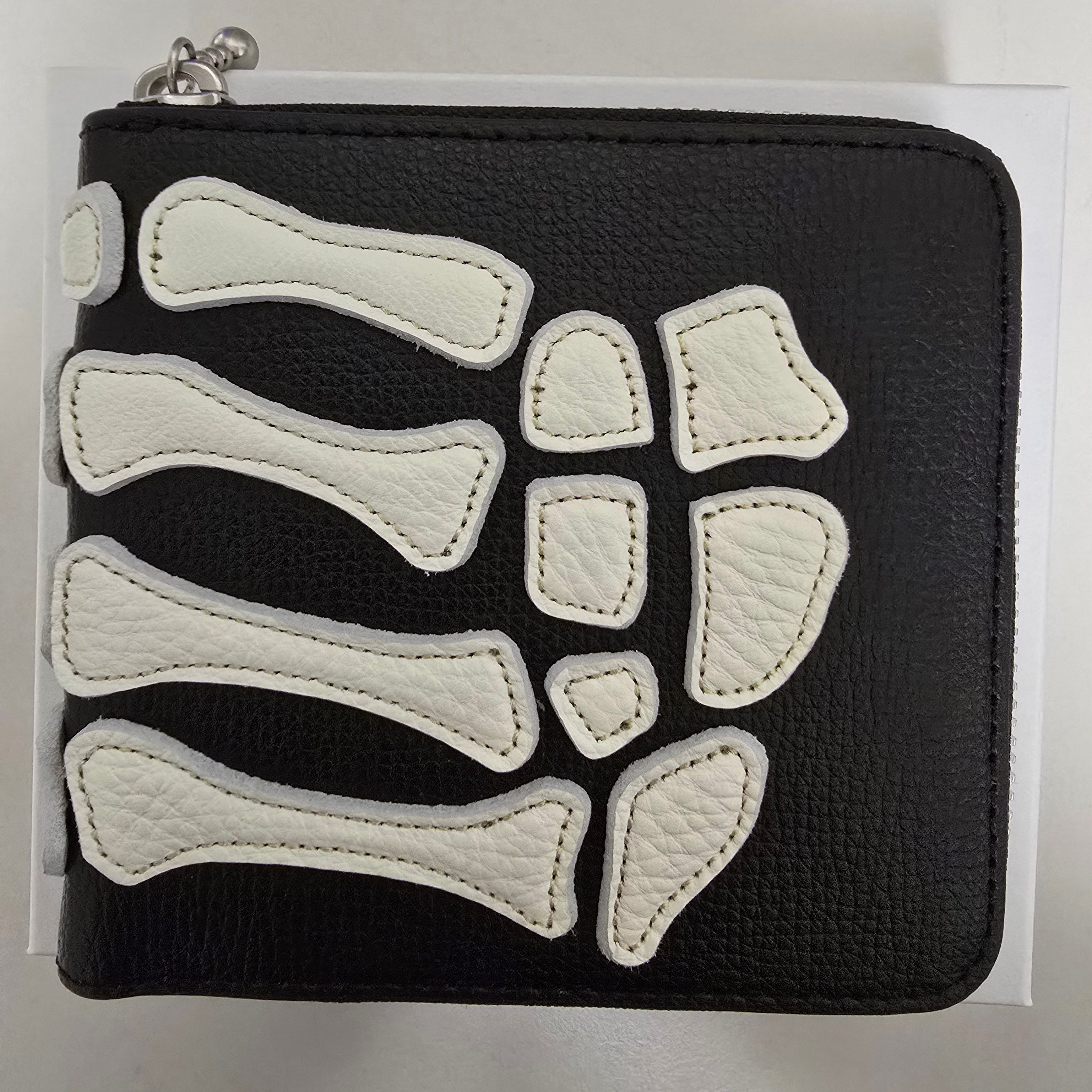 Kapital Thumbs Up Bone Hand Zip Wallet Black 착용 스타일