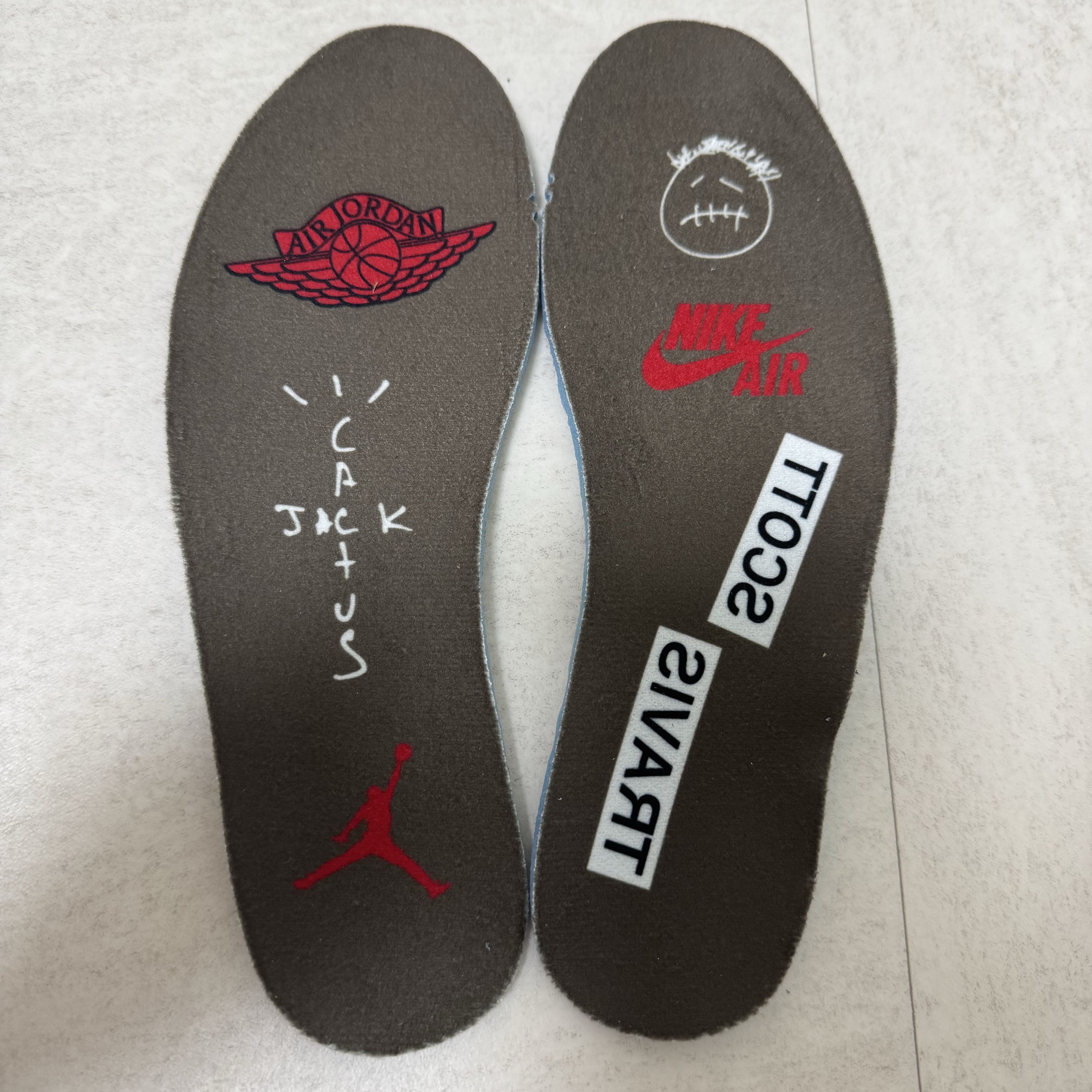 Jordan 1 x Travis Scott Retro Low OG SP Sail and Ridgerock 착용 스타일 - 7