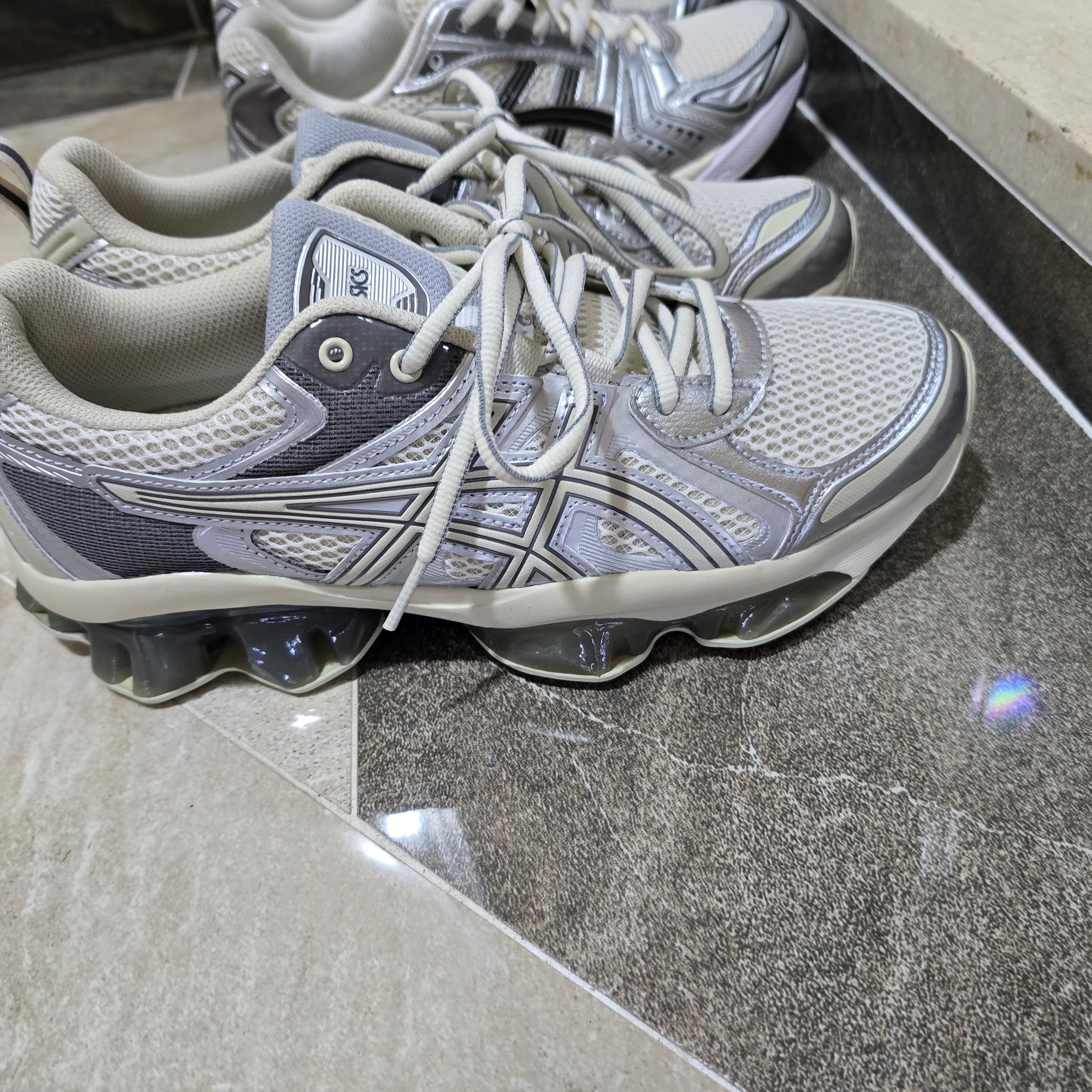 Asics Gel-Quantum Kinetic White Light Dust, Asics Gel-Kayano 14 Black Pure Silver 착용 스타일 - 2