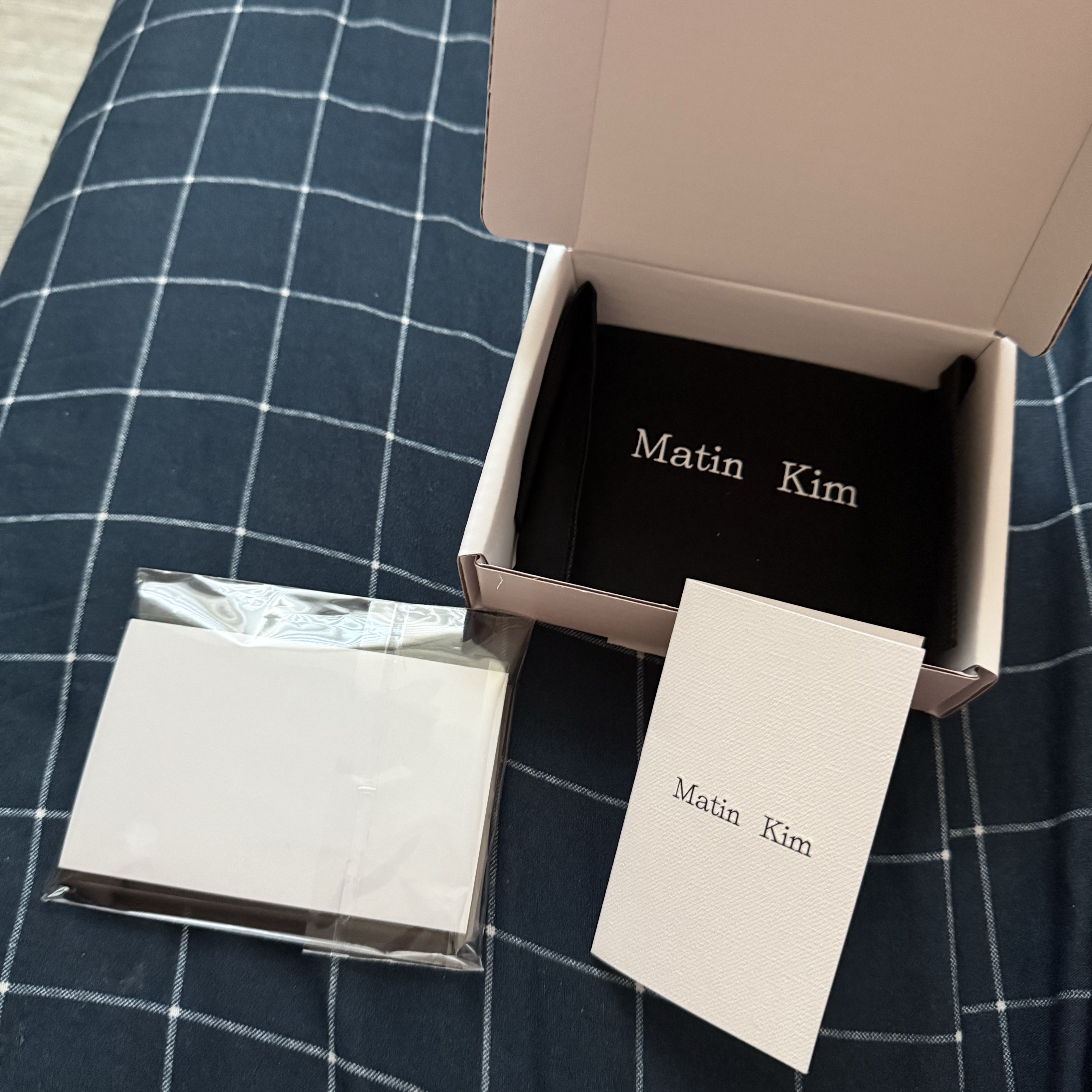 Matin Kim Vintage Card Wallet Black 착용 스타일
