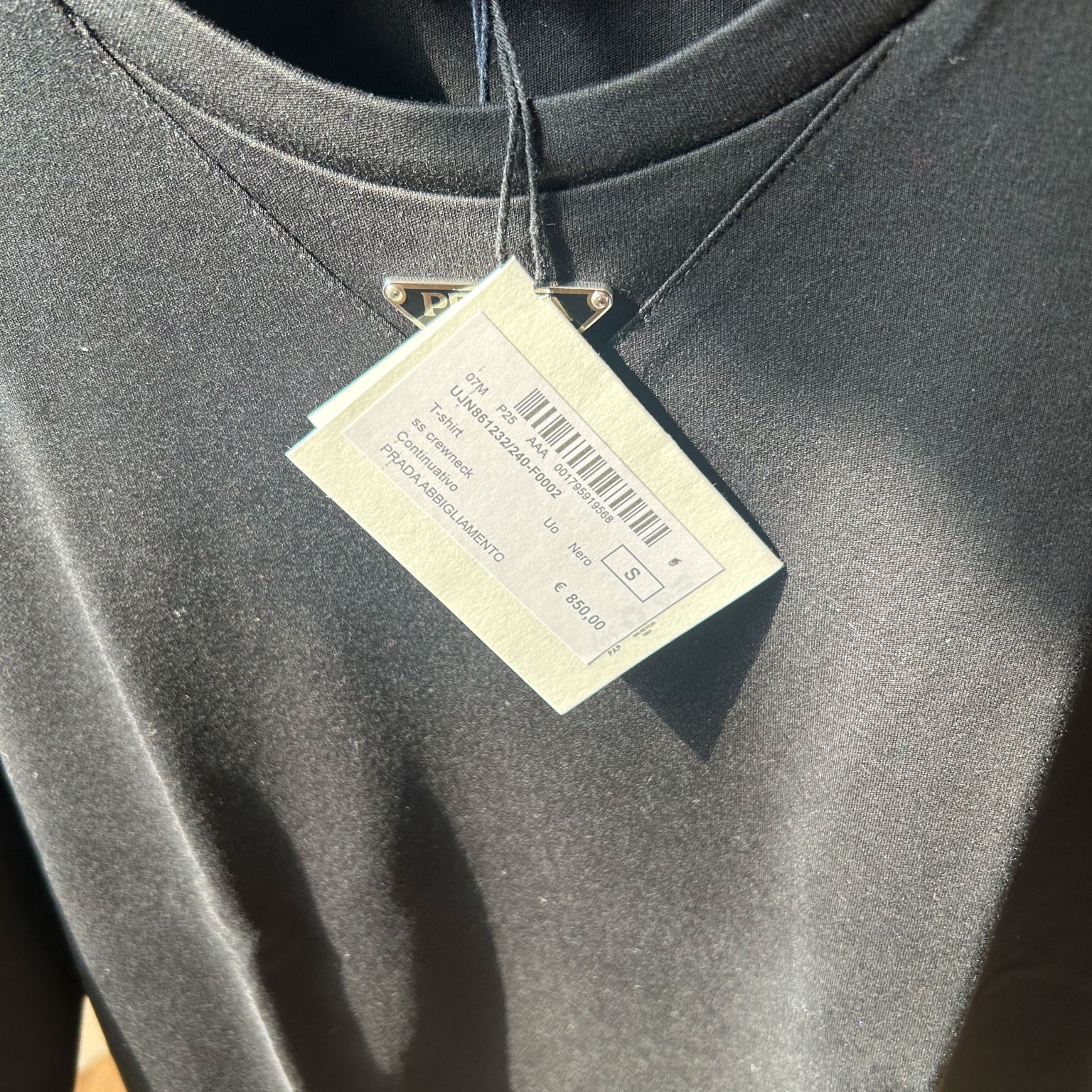 Prada Cotton T-Shirt Black 착용 스타일 - 3