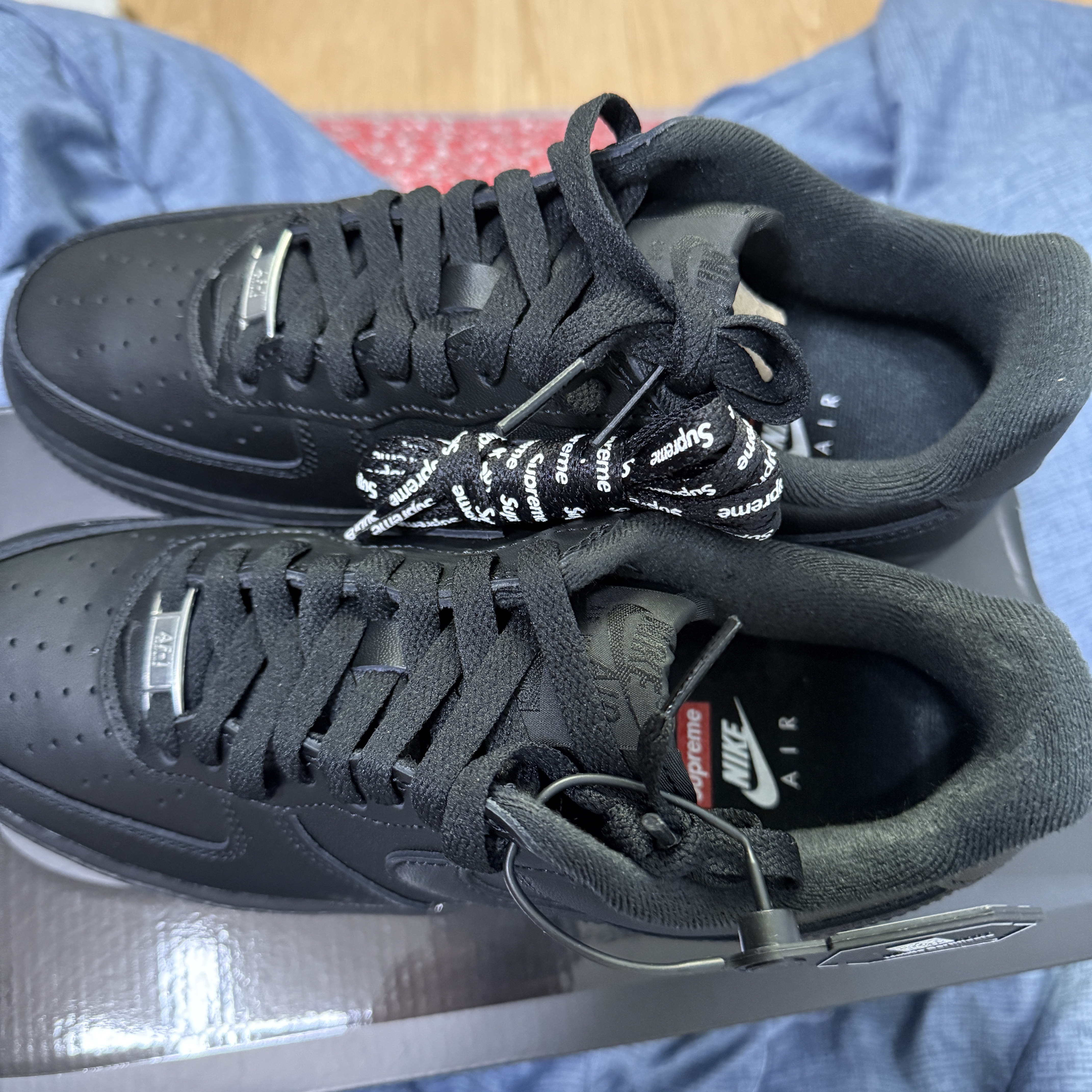 Nike x Supreme Air Force 1 Low Black 착용 스타일 - 1