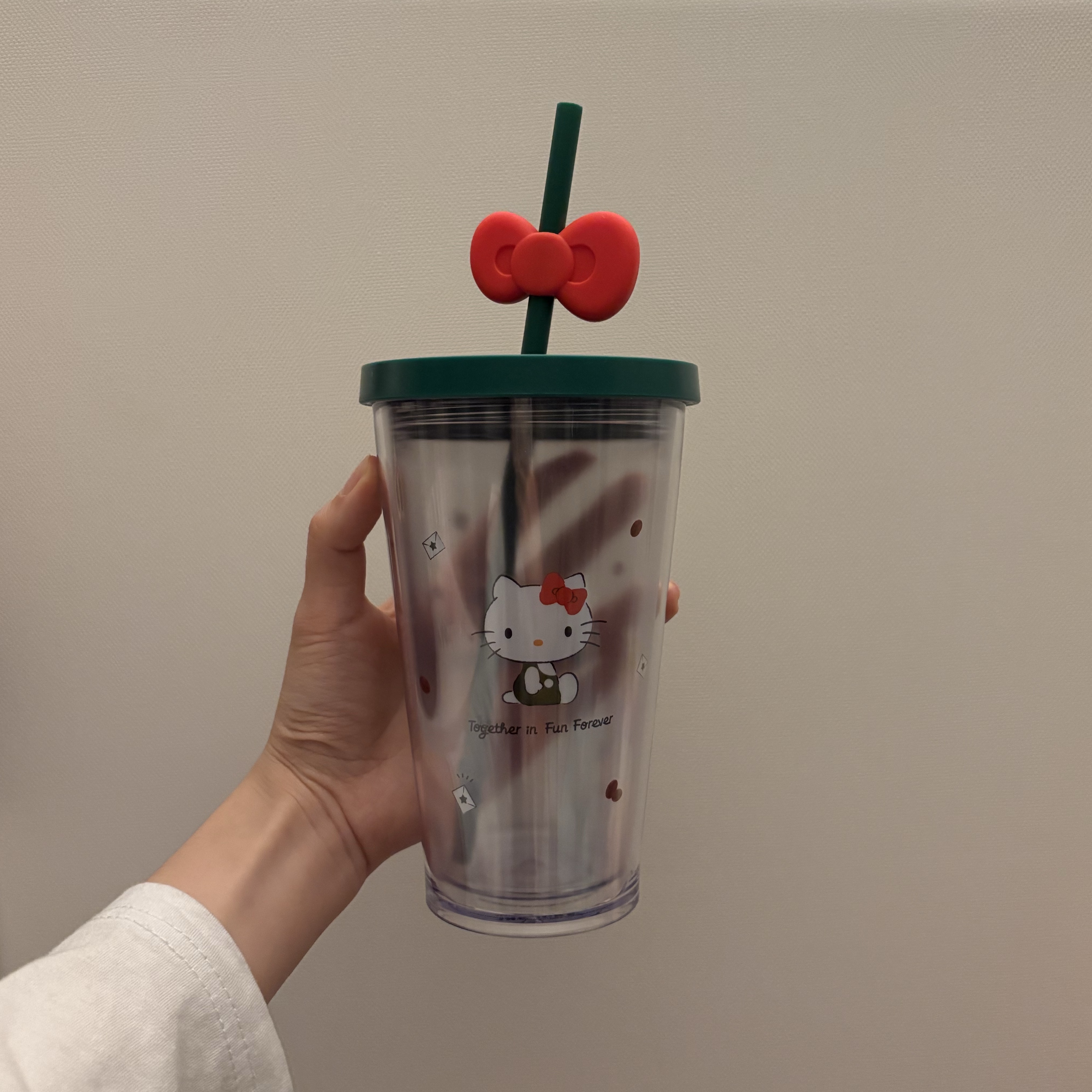 Starbucks x Hello Kitty Cold Cup 473ml 착용 스타일
