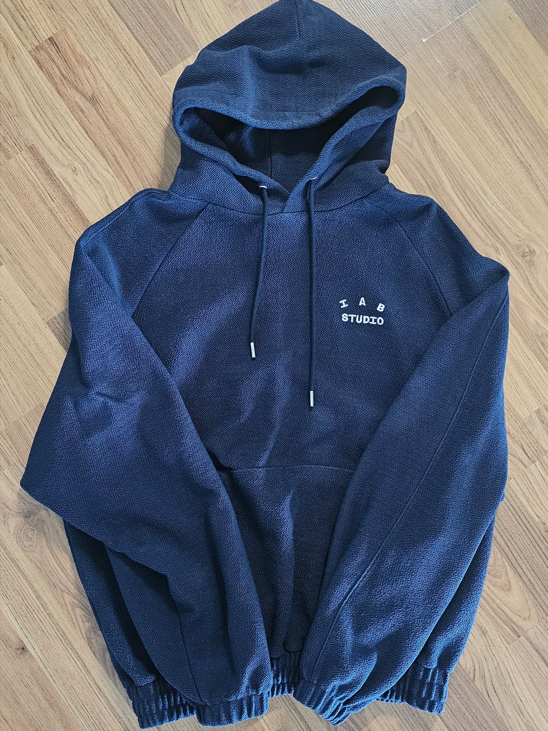 IAB Studio Herringbone Hoodie Navy White 착용 스타일