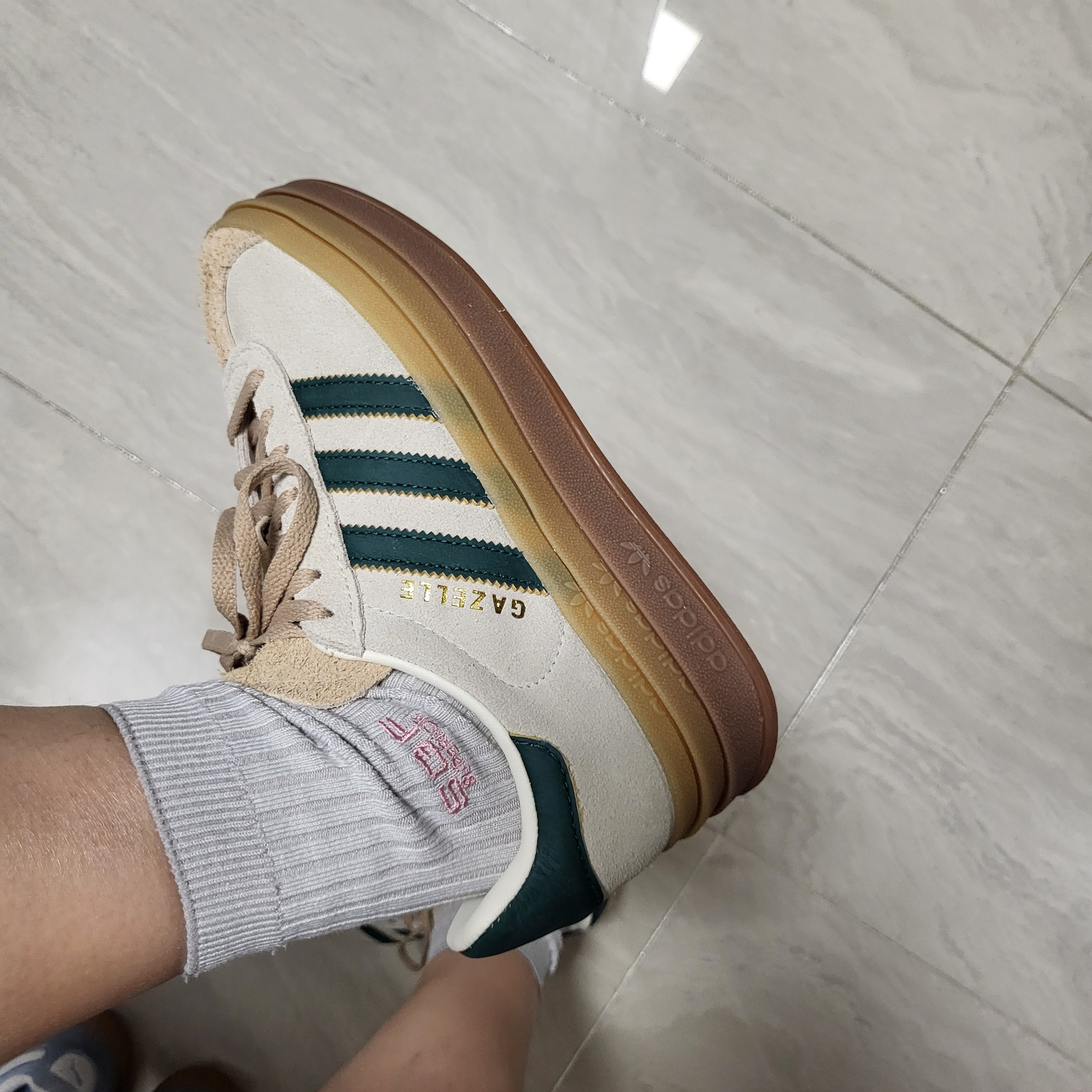 (W) Adidas Gazelle Bold Cream White Collegiate Green 착용 스타일 - 1